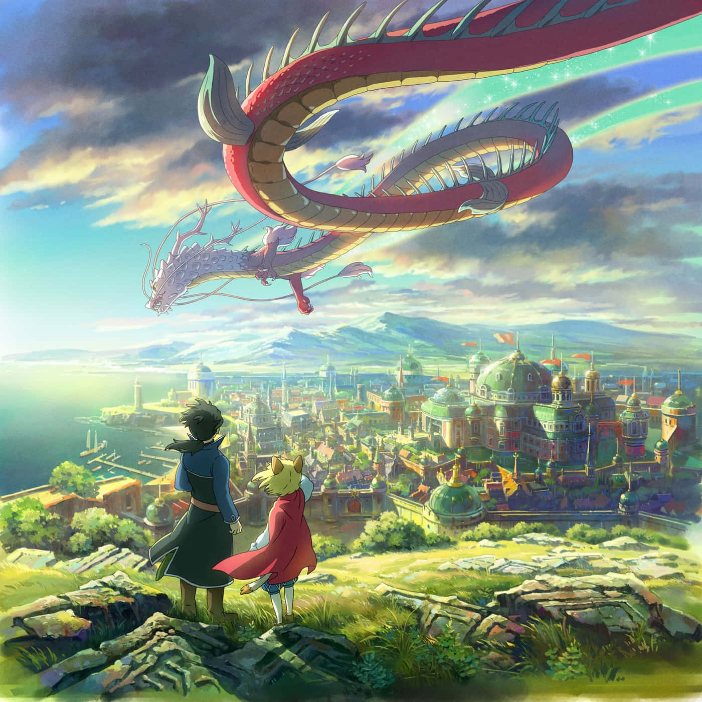 Studio Ghibli Art 桌布 壁紙 — 兩個孩子凝視著一條雄偉的紅龍，在戲劇性的天空下，翱翔於充滿活力的海岸城市景觀之上。