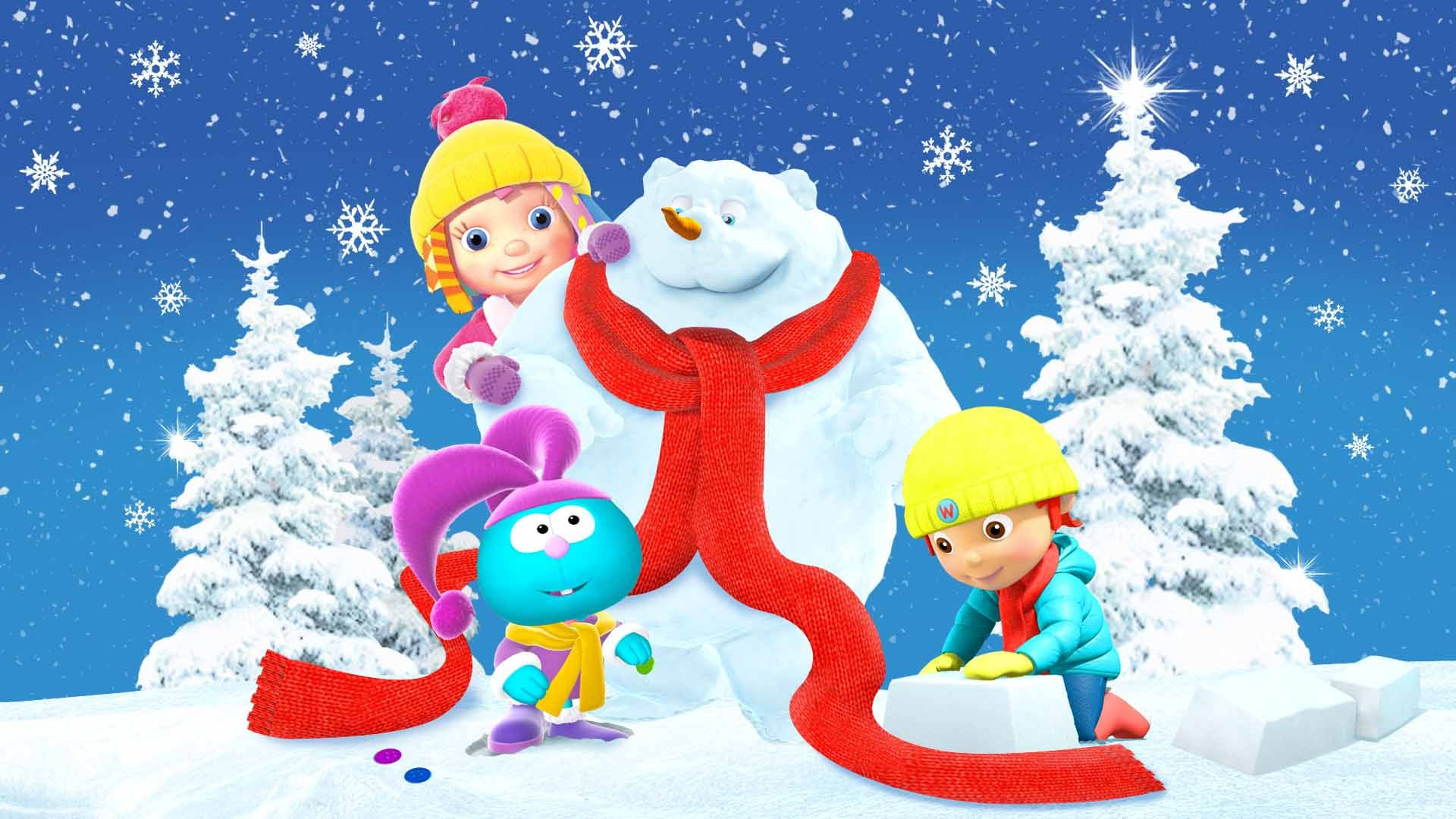 冬季桌面 桌布 壁紙 — 兩個孩子和一個藍色生物在飄雪的森林中頑皮地堆雪人，雪人戴著紅色圍巾。