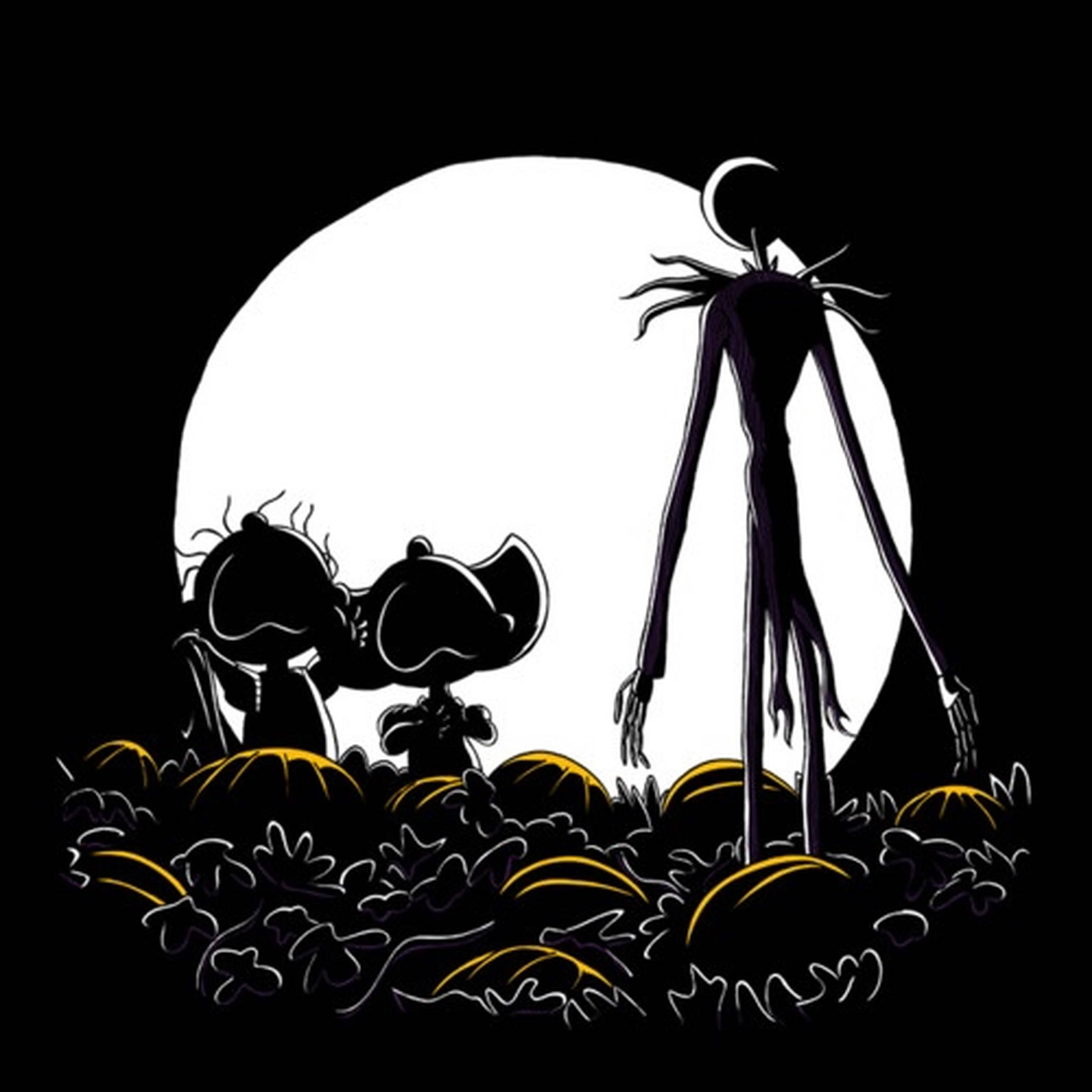 查理布朗萬聖節 桌布 壁紙 — 兩個孩子在南瓜田裡擁抱，一個高大的恐怖身影在滿月下若隱若現。