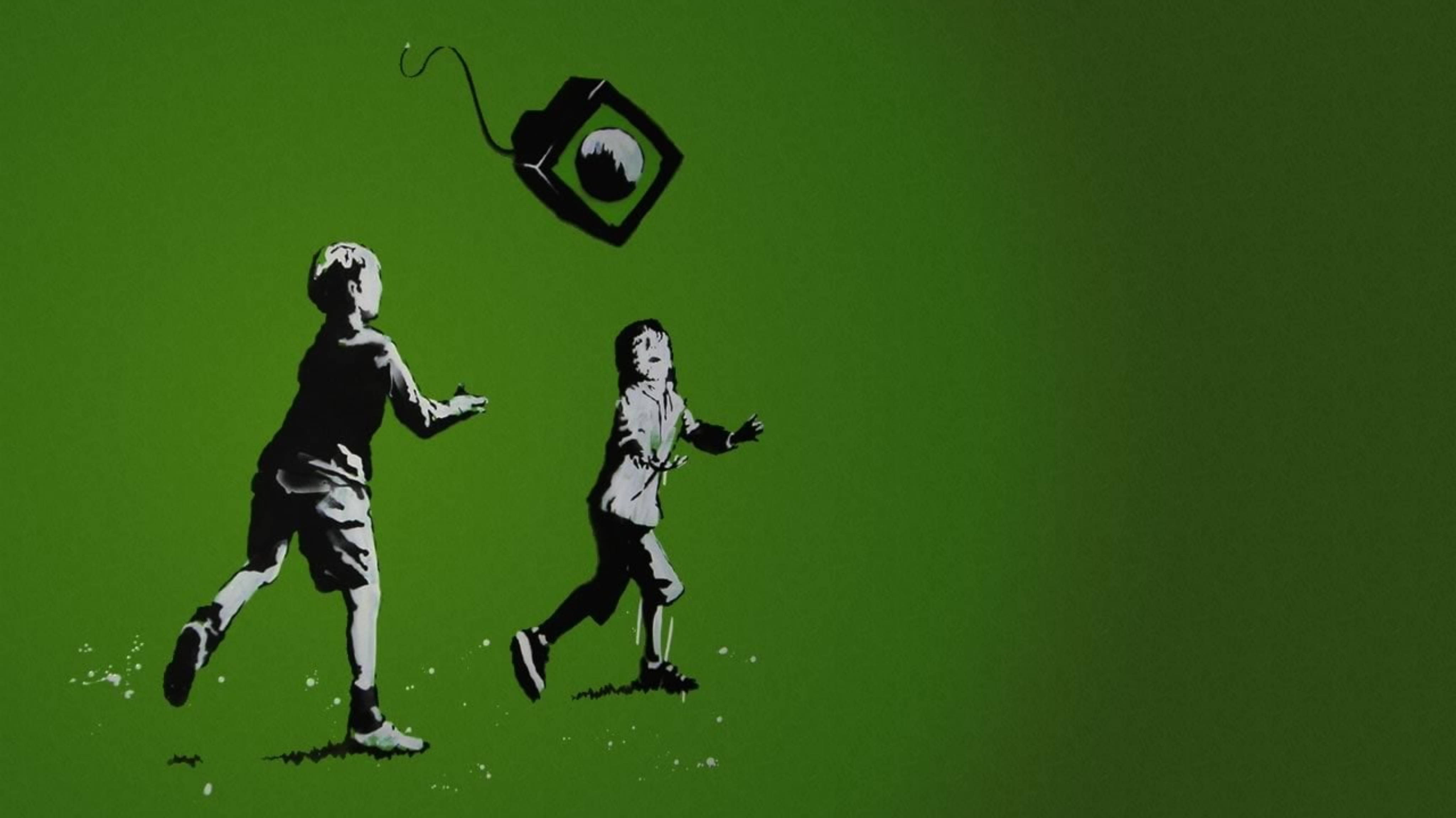 Banksy 桌布 壁紙 — 兩個孩子在純綠色背景前追逐漂浮的電視機，風格為鮮明的模板塗鴉。