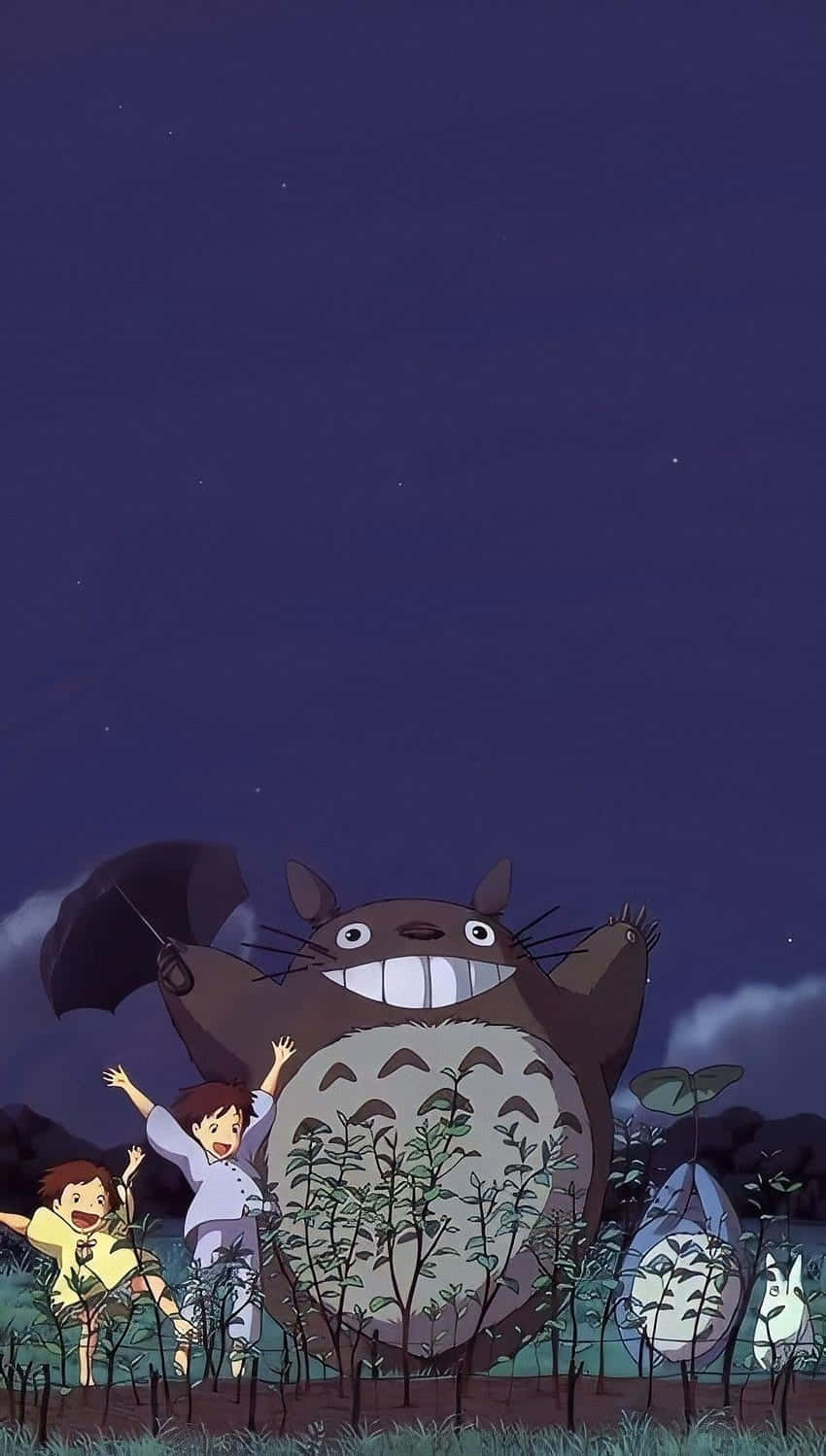 smiling 桌布 壁紙 — 兩個孩子在繁星點點的夜空下，快樂地擁抱一隻巨大的龍貓，附近還有小森林精靈。
