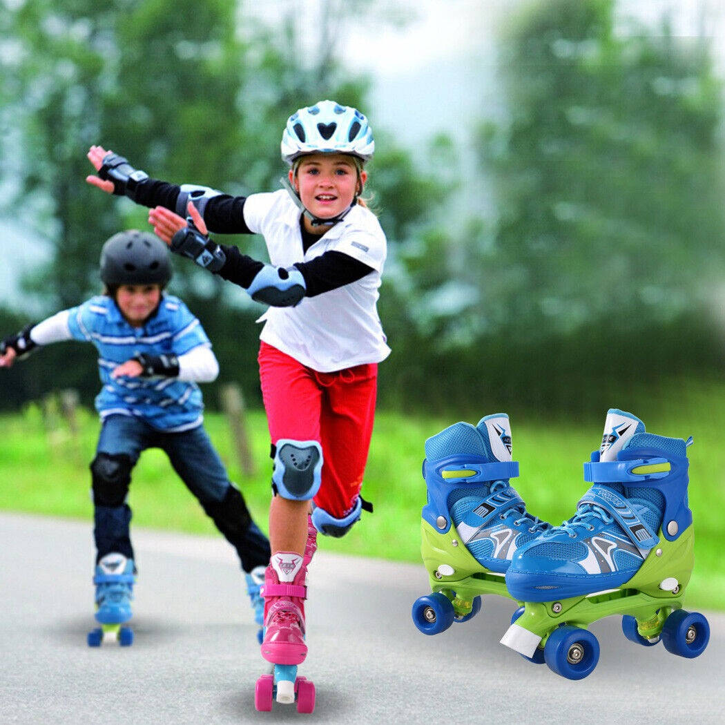 skating 桌布 壁紙 — 兩個孩子在鋪砌的小徑上溜冰，身後有綠樹，前景有一對藍色和綠色的直排輪滑鞋。