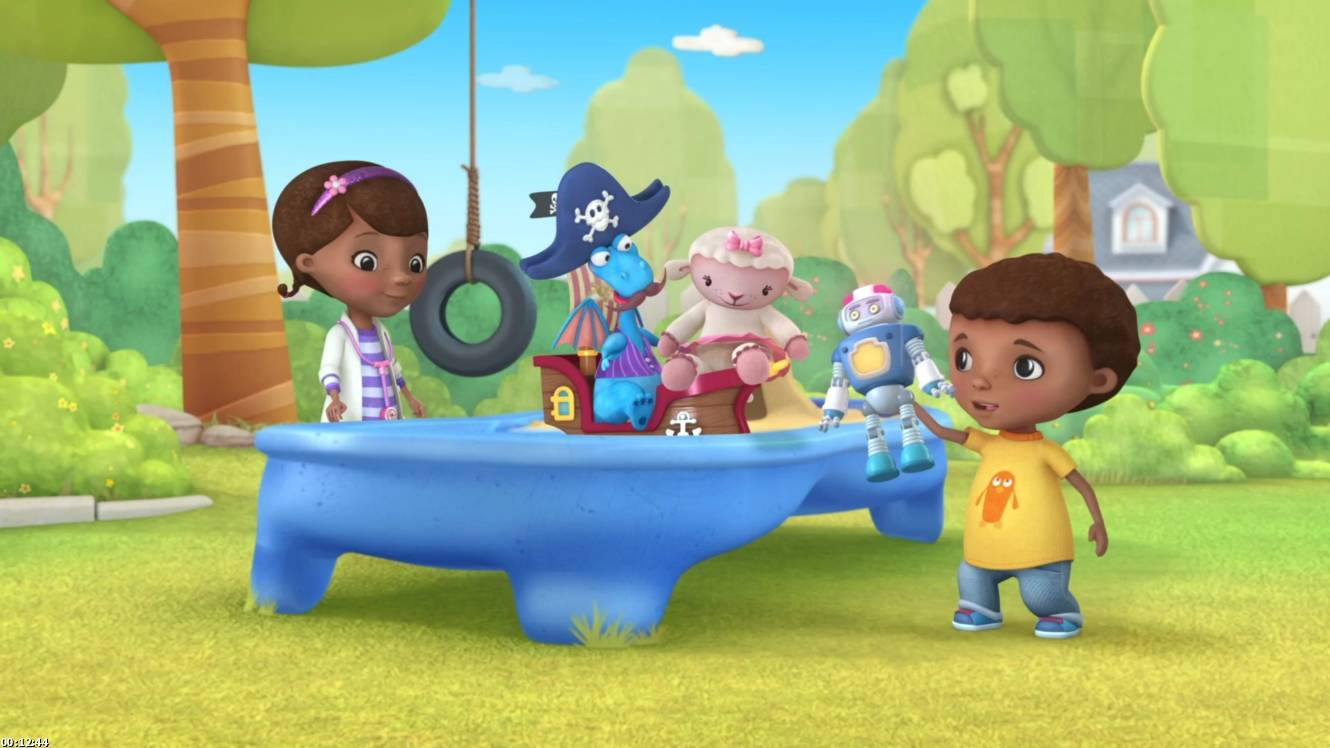 Doc Mcstuffins 桌布 壁紙 — 兩個孩子在陽光明媚的後院玩耍，有一個藍色塑膠桶和棕櫚樹下的輪胎鞦韆。