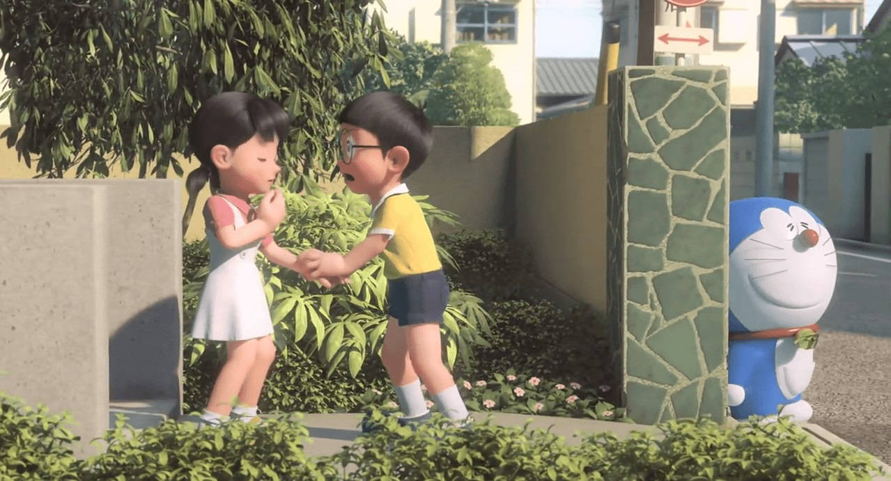 Doraemon 桌布 壁紙 — 兩個孩子在陽光明媚的花園裡手牽手，一隻藍色機器貓在附近觀看。