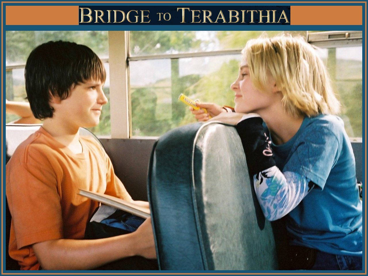 bridge 桌布 壁紙 — 兩個孩子坐在校車上，共享一支黃色鉛筆的寧靜時刻，陽光透過窗戶灑進來。