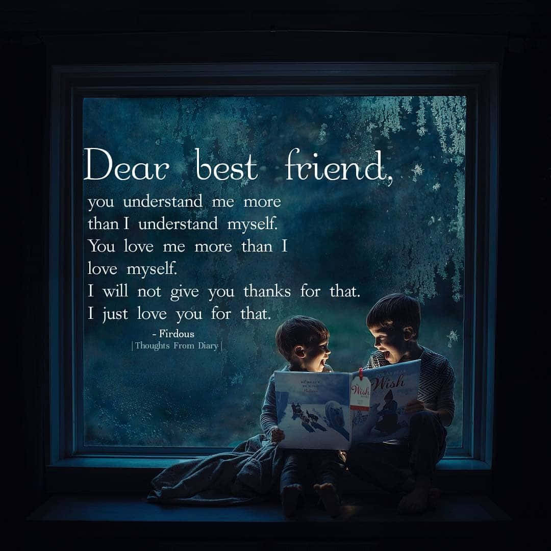 Friends 桌布 壁紙 — 兩個孩子坐在結霜的窗邊，在柔和的藍光下閱讀書籍，身後玻璃上閃耀著一句真摯的引言。