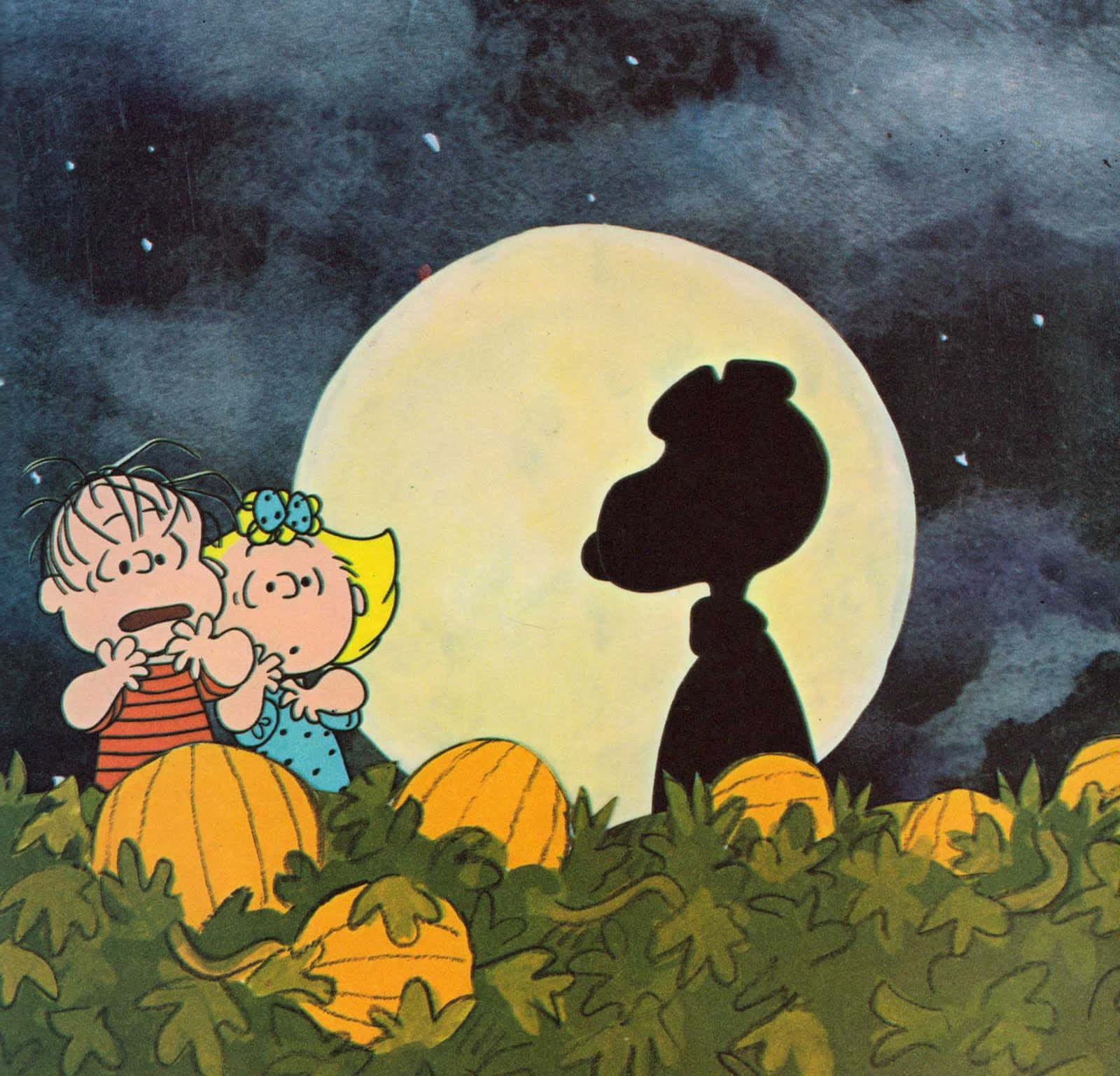 The Great Pumpkin 桌布 壁紙 — 兩個孩子從南瓜後面偷看，一輪大月亮投射出史努比的影子，營造出萬聖節夜晚的場景。
