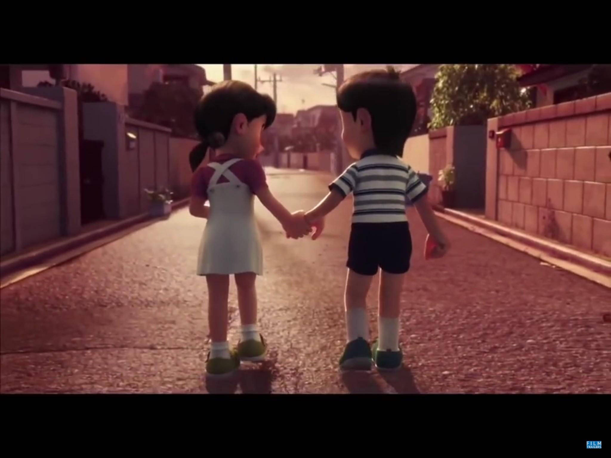 nobita shizuka love 桌布 壁紙 — 兩個孩子手牽手，走在沐浴在溫暖金色夕陽下的寧靜住宅街道上。