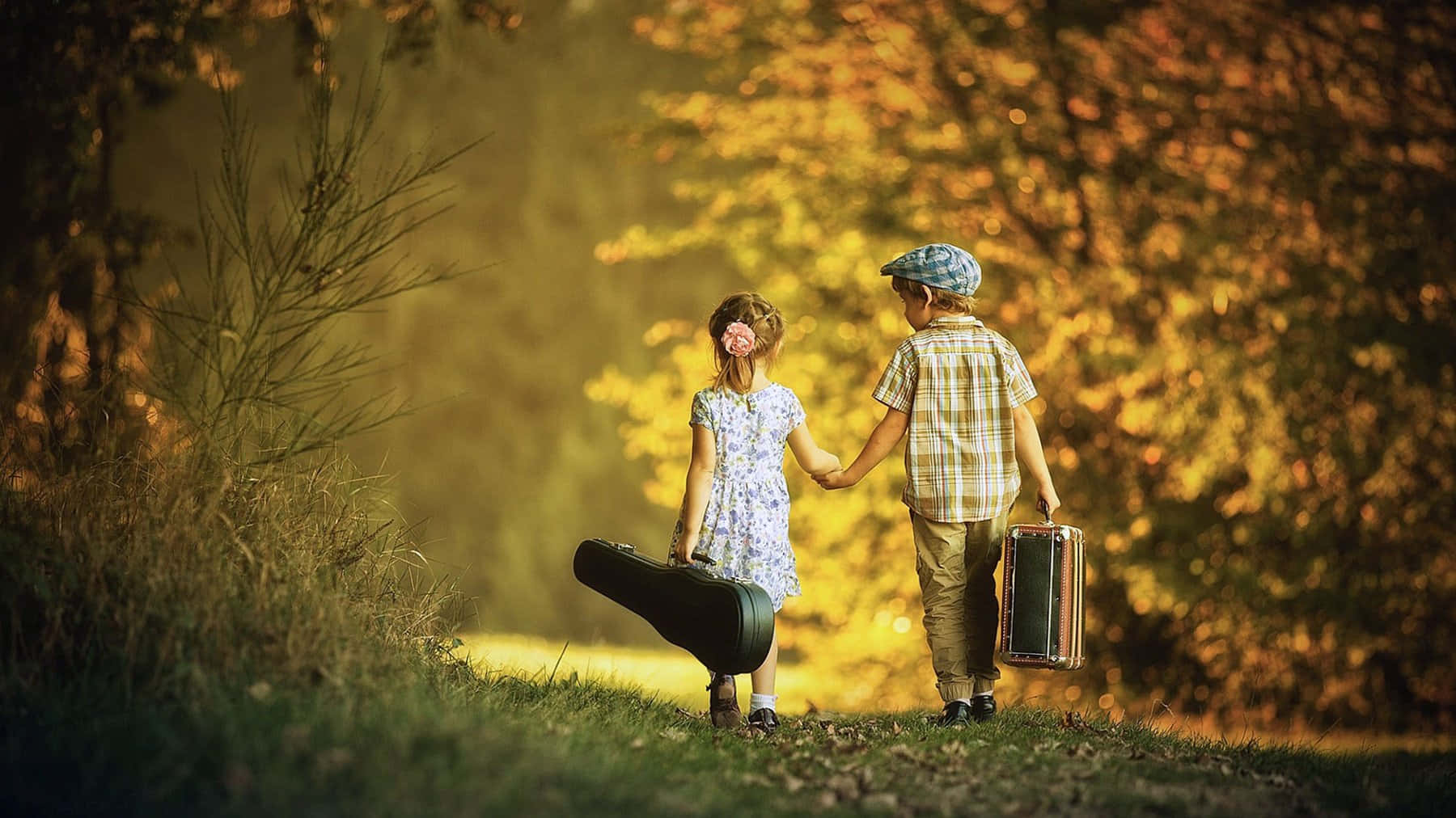 Friendship 桌布 壁紙 — 兩個孩子手牽手走過金色的秋日森林，攜帶樂器盒。