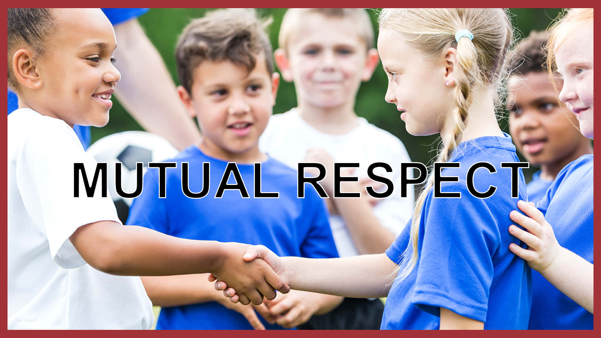 Respect 桌布 壁紙 — 兩個孩子握手，身後有一群微笑的孩子，粗體文字寫著相互尊重。