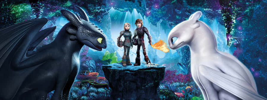 How To Train Your Dragon 4K 桌布 壁紙 — 兩個孩子站在一塊岩石上，位於一條黑龍和一條白龍之間，周圍是發光的奇幻森林，有生物發光的植物。