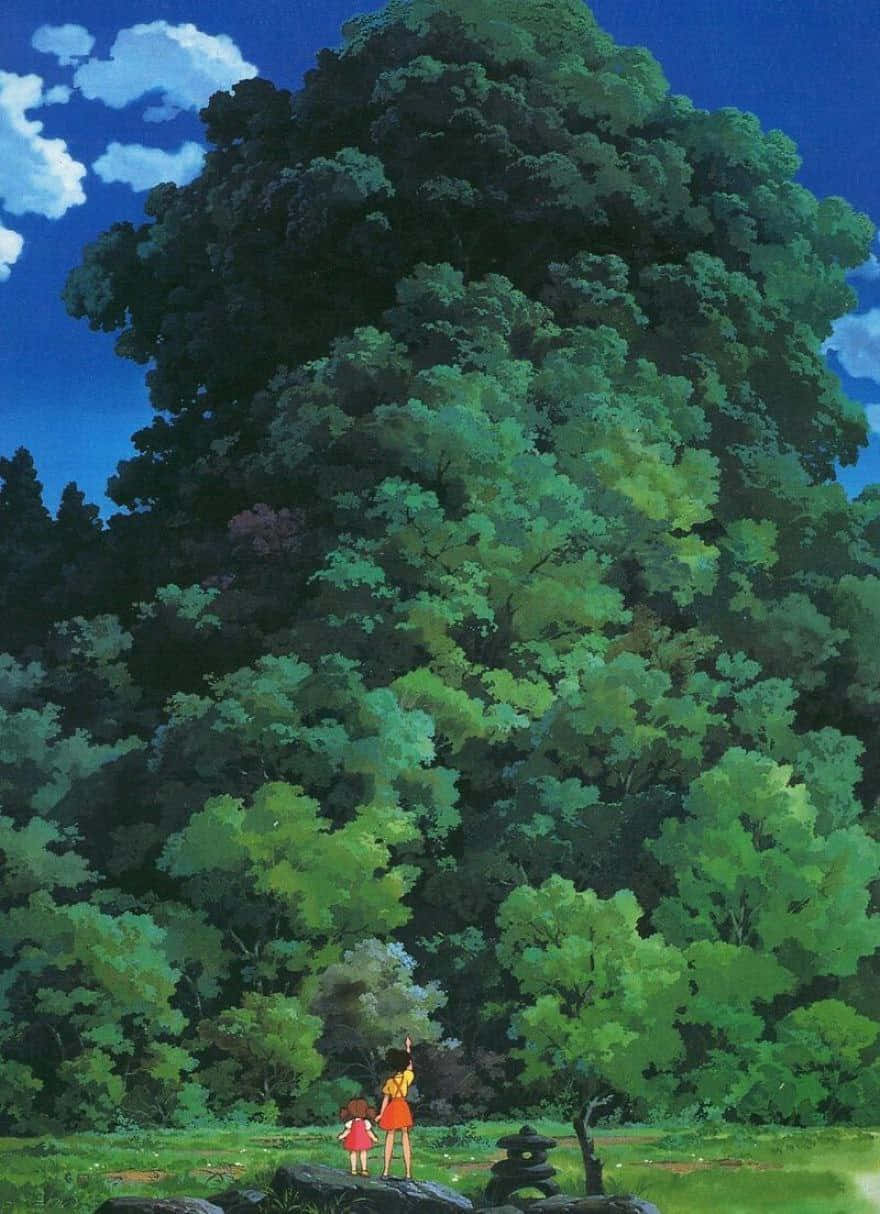 Aesthetic Ghibli 桌布 壁紙 — 兩個孩子站在一棵巨大的綠樹前，天空湛藍，白雲蓬鬆。