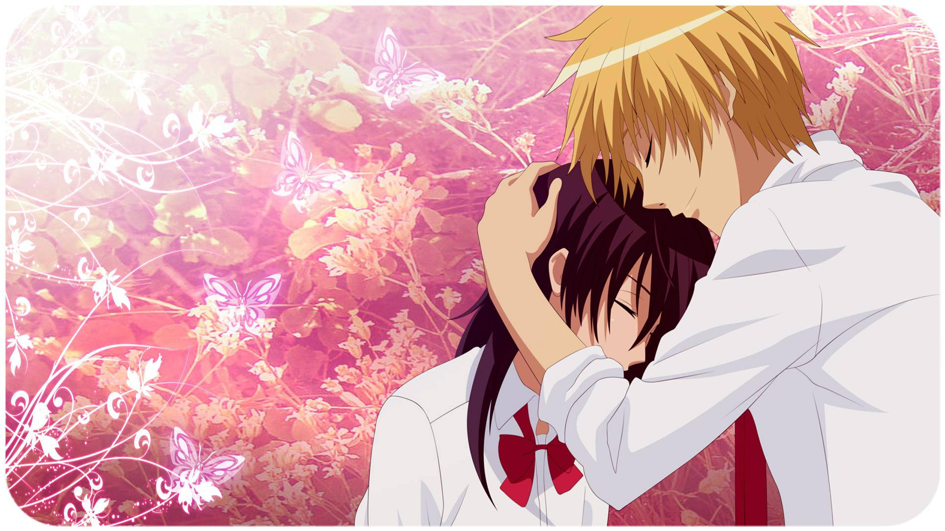 Kaichou Wa Maid Sama 桌布 壁紙 — 兩個學生在夢幻粉紅花卉背景中，伴隨著發光的蝴蝶，進行溫柔的動漫擁抱。