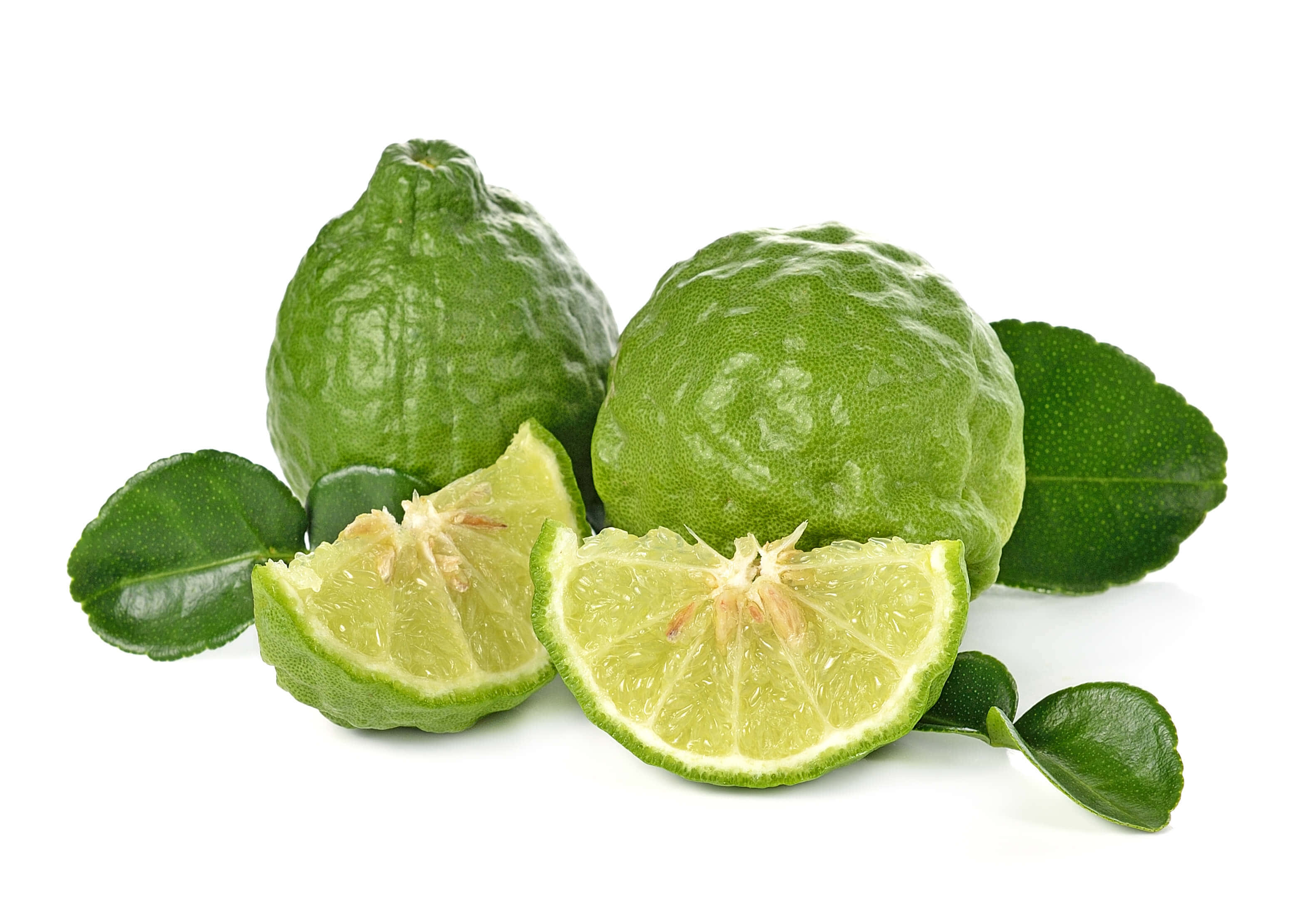 Fruit 桌布 壁紙 — 兩個完整和兩個切片的泰國青檸連葉，在乾淨的白色背景上。