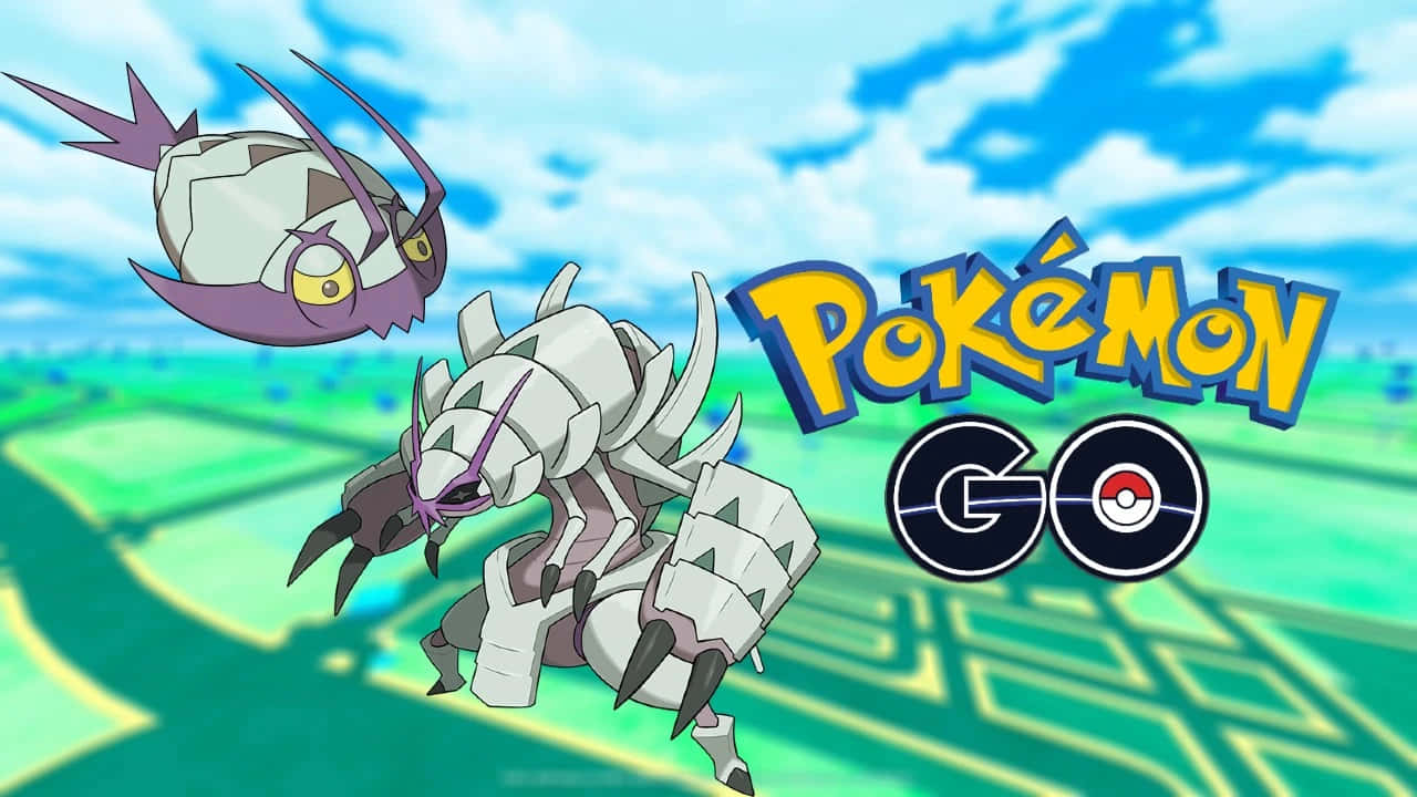 Pokemon Logo 桌布 壁紙 — 兩個寶可夢角色在明亮的藍天下動態飛行，Pokémon GO 標誌顯眼地展示。