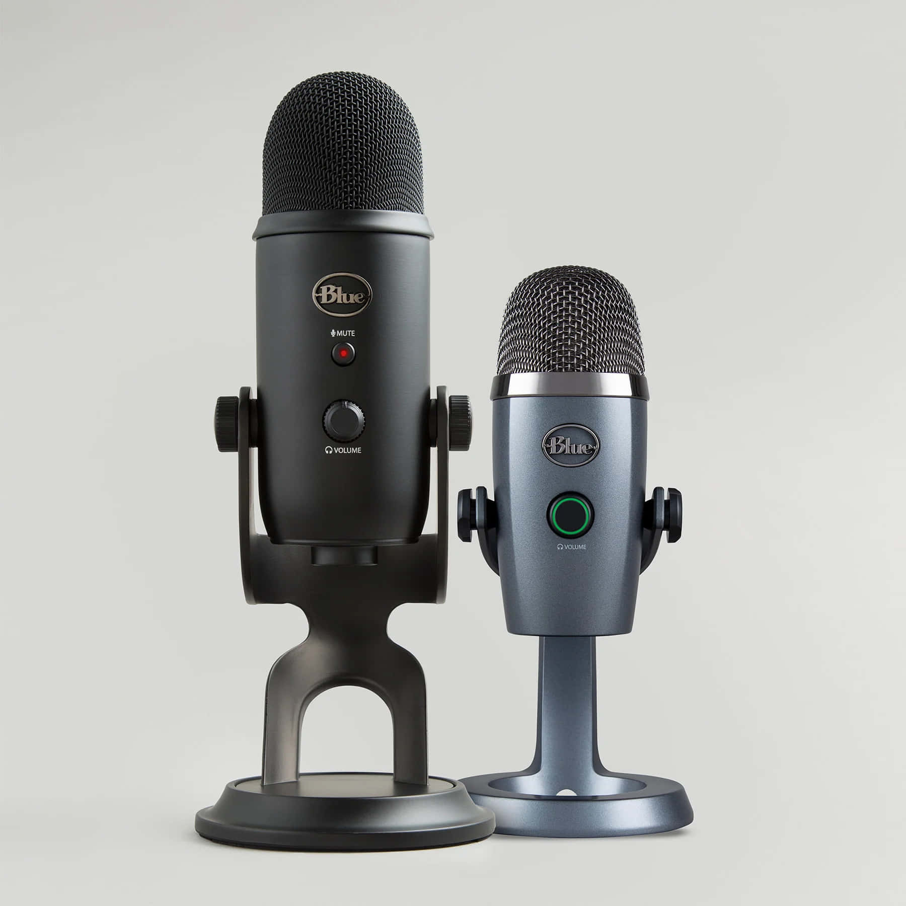 Microphones 桌布 壁紙 — 兩個專業Blue麥克風，一個黑色一個灰色，並排站在乾淨的白色背景前。