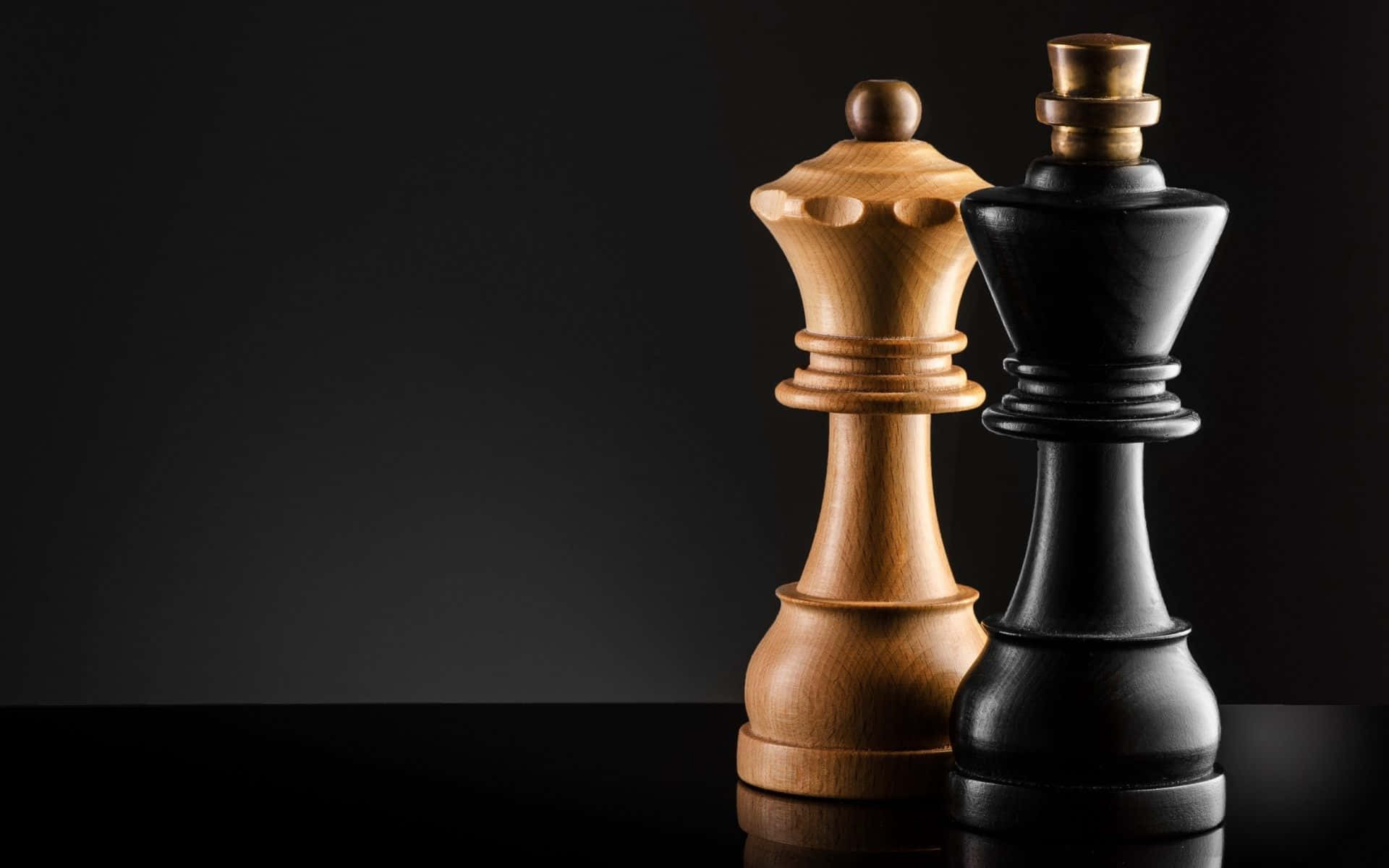西洋棋 桌布 壁紙 — 兩個對比鮮明的木製西洋棋國王並排站在黑色背景下的深色反光表面上。