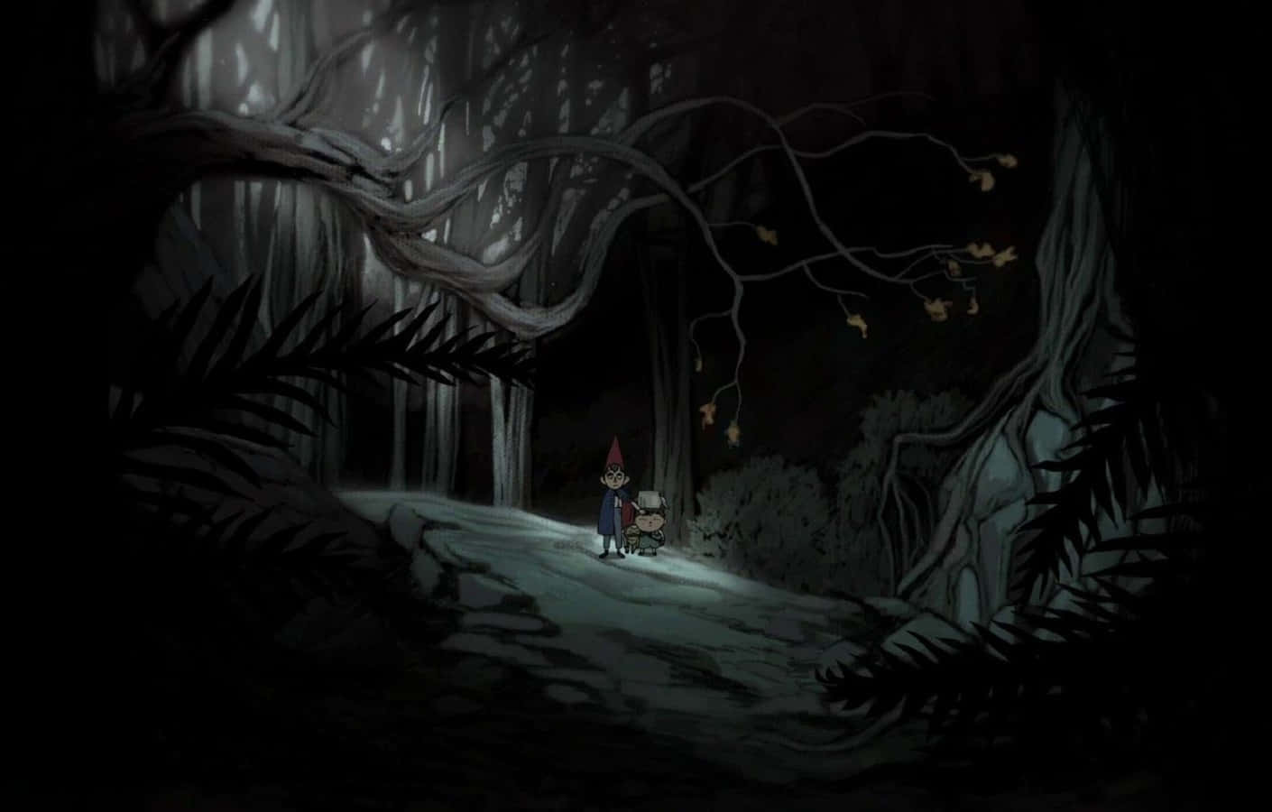 over the garden wall 桌布 壁紙 — 兩個小人影在月光下的森林小徑上行走，頭上是枝節盤曲、葉片發光的樹木。