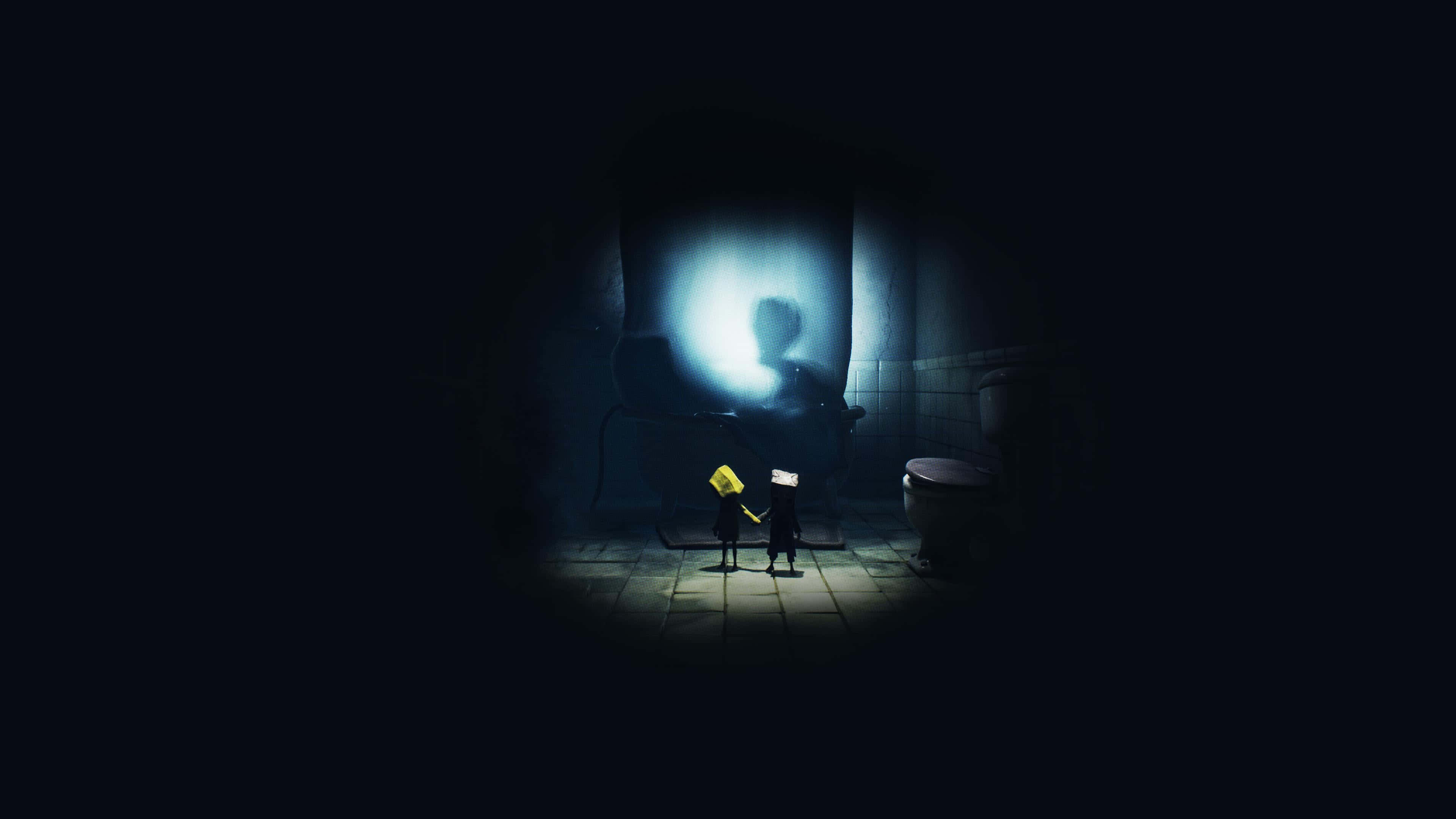 Little Nightmares 4K 桌布 壁紙 — 兩個小人影手牽手站在漆黑的浴室中，被一顆發出藍光的球體照亮，投射出詭異的陰影。