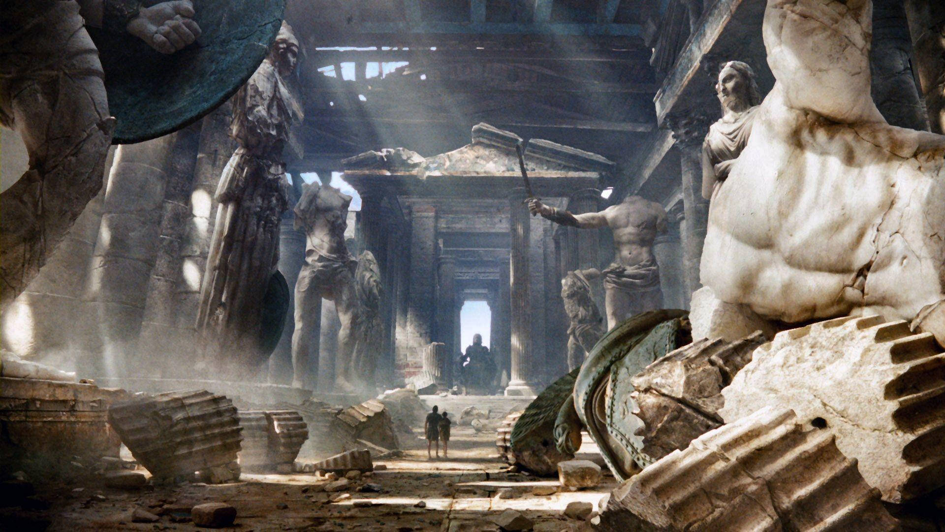 Statue Aesthetic 桌布 壁紙 — 兩個小人影走過一座古老寺廟中陽光照耀的廢墟，裡面有巨大的破碎雕像和粉碎的柱子。