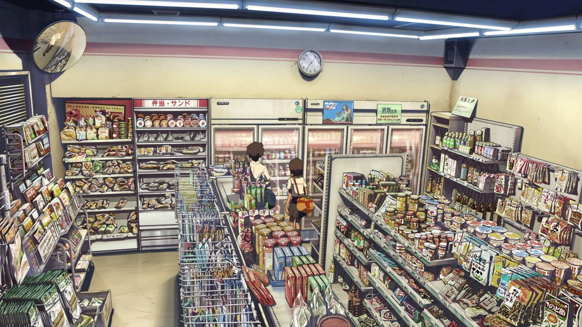 Shopping 桌布 壁紙 — 兩個小孩在一間燈光明亮、擺滿零食和冷藏商品的日本便利商店走道間瀏覽。