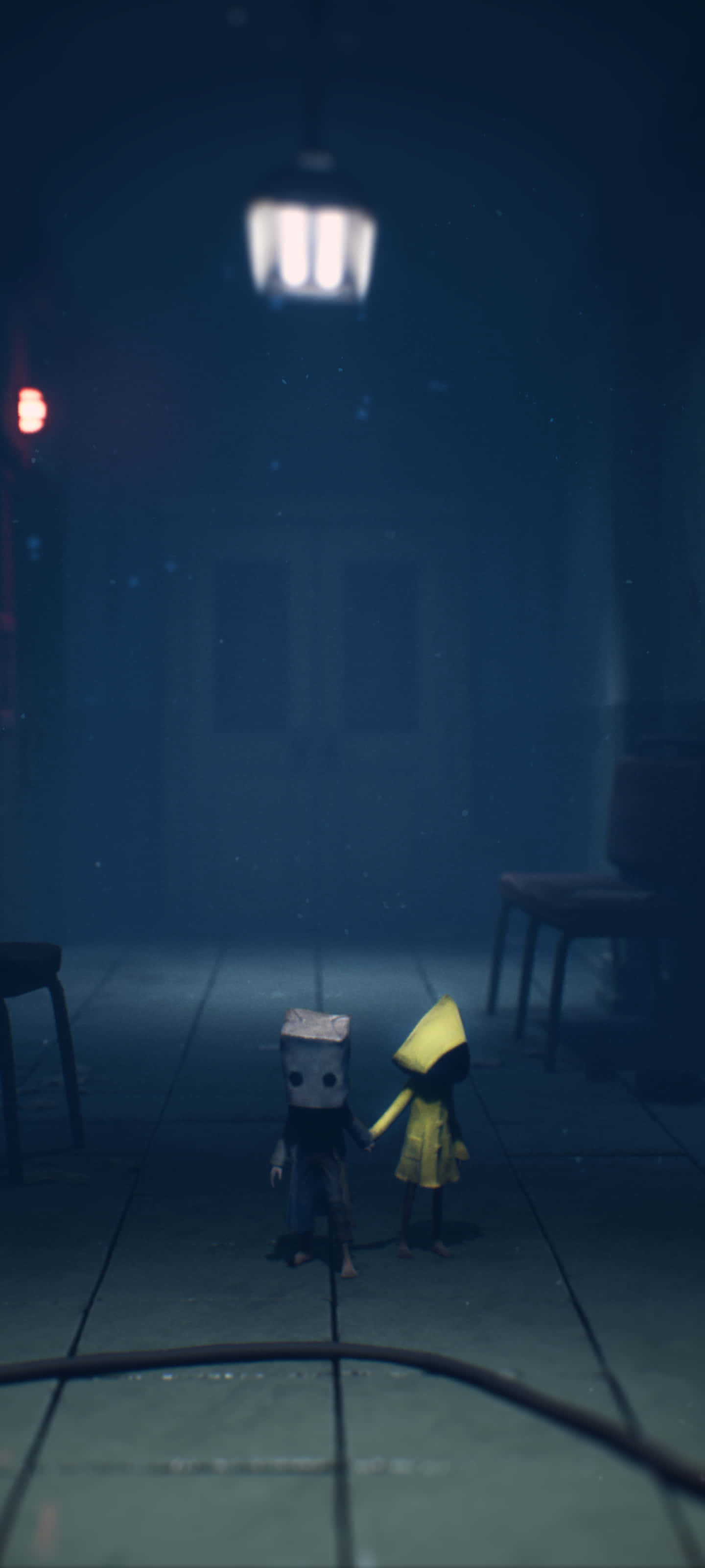 Little Nightmares 4K 桌布 壁紙 — 兩個小角色，一個穿著黃色雨衣，手牽手，在一盞吊燈下的昏暗空走廊行走。