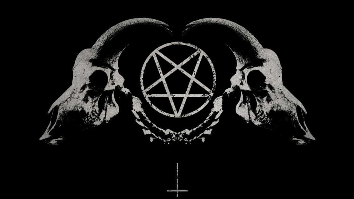 Devil Horns 桌布 壁紙 — 兩個山羊頭骨夾著一個五角星，下方有一條鏈條，底部有一個十字架，背景為黑色。