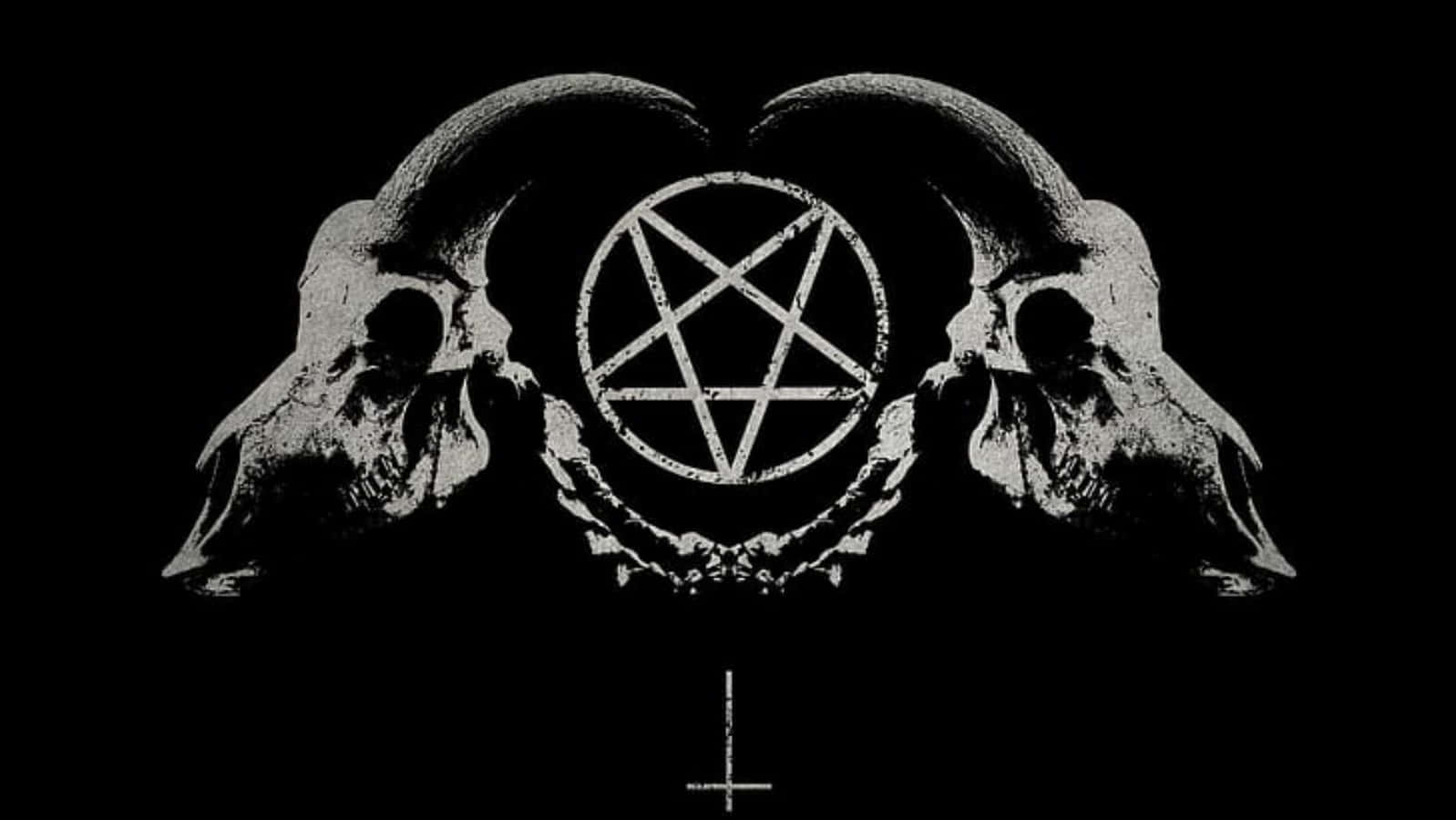 Symbolism 桌布 壁紙 — 兩個山羊頭骨夾著一個五角星，下方有一個十字架，採用鮮明的黑白設計。