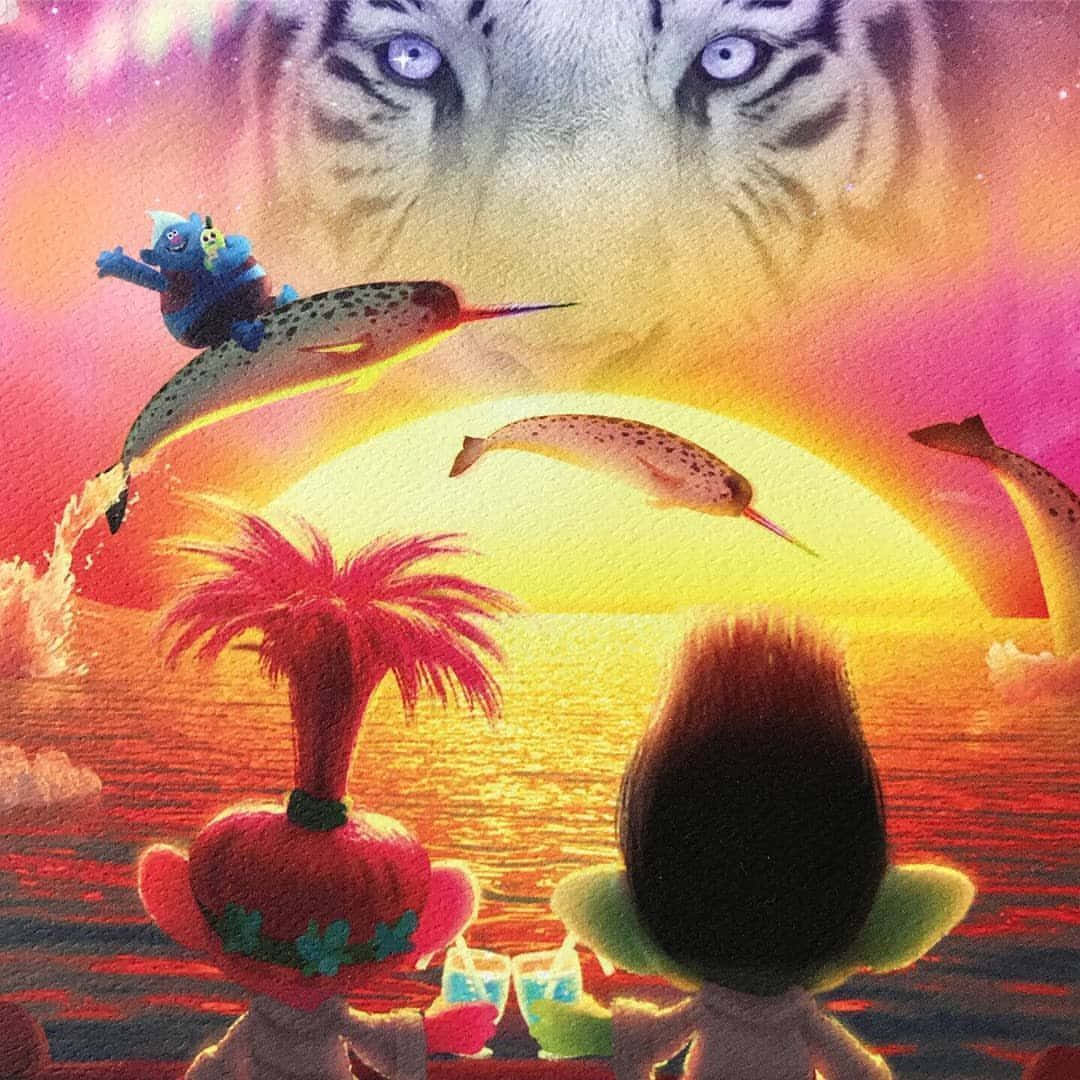 Animation 桌布 壁紙 — 兩個巨魔在日落時分乾杯，獨角鯨和一隻藍色生物飛過一隻巨型白虎的臉，構成超現實的熱帶場景。