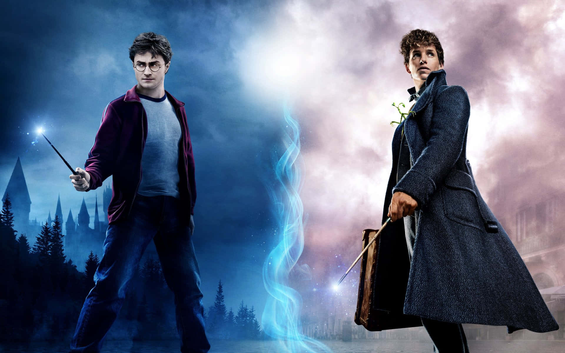 Fantastic Beasts 桌布 壁紙 — 兩個巫師在暴風雨的天空下，以發光的魔杖對峙，背景是霍格華茲。