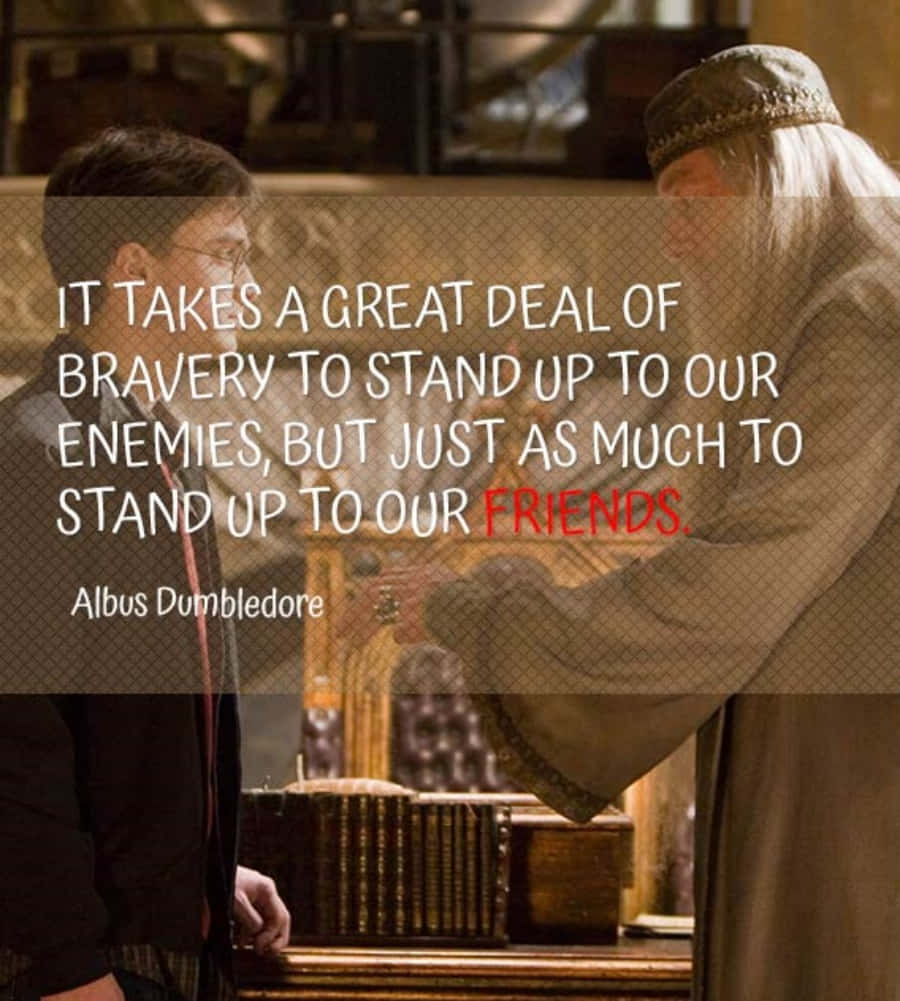 Harry Potter Quotes 桌布 壁紙 — 兩個巫師在燈光昏暗的書房裡面對面，阿不思·鄧不利多的名言覆蓋在場景上。