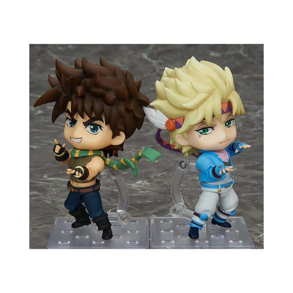 Caesar Anthonio Zeppeli 桌布 壁紙 — 兩個帶有尖刺頭髮和富有表現力眼睛的Q版動漫人物，在灰色大理石背景前的透明支架上動態擺姿勢。