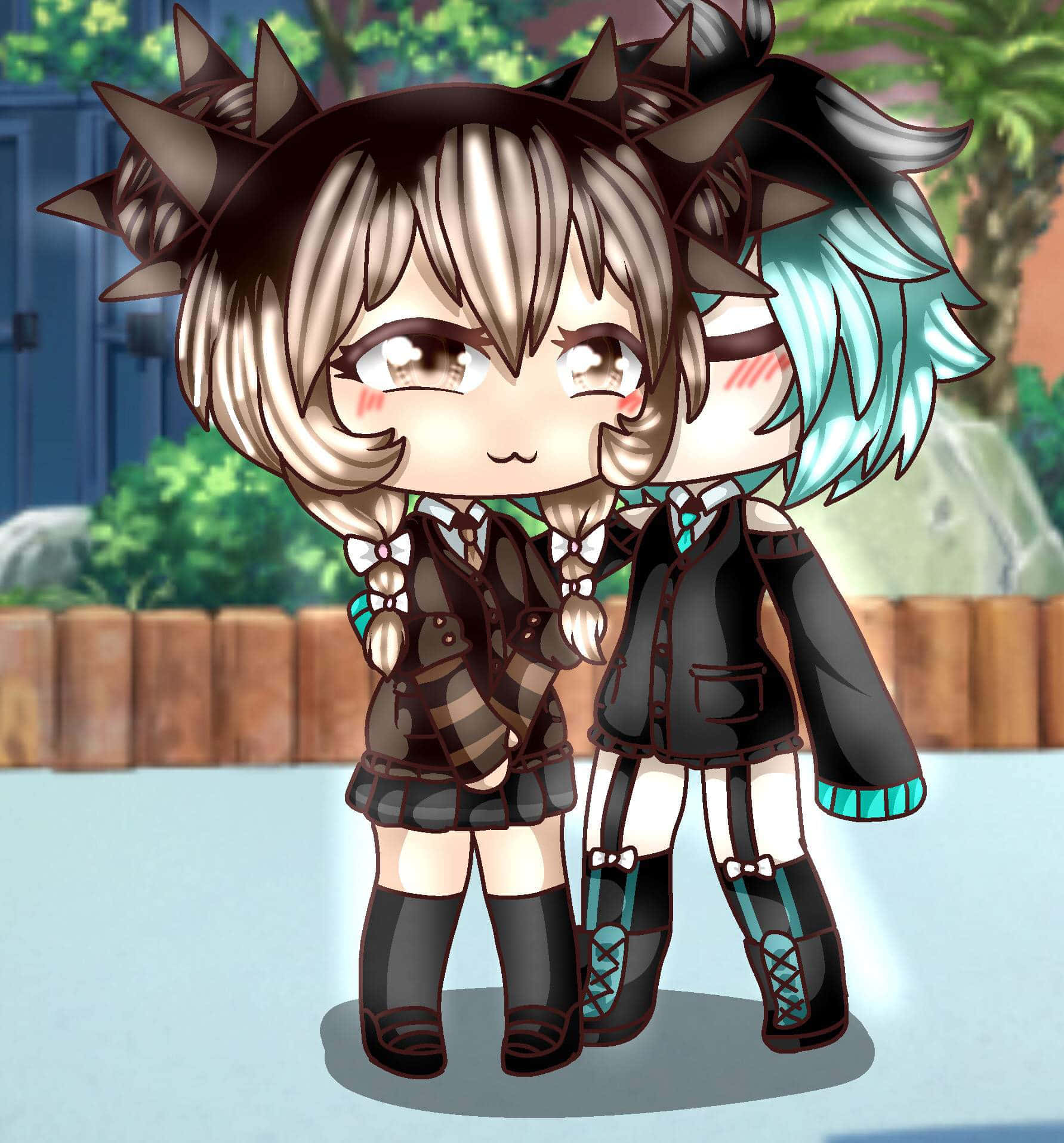 Gacha 桌布 壁紙 — 兩個帶有尖刺頭髮和校服的Q版動漫女孩在明亮的戶外環境中緊密地站在一起。