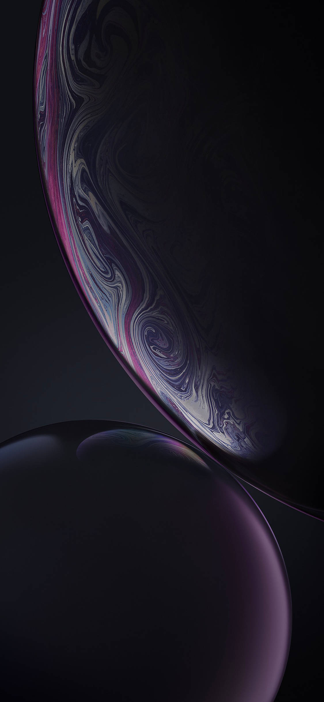 Aesthetic iPhone Xr 桌布 壁紙 — 兩個帶有旋轉紫色和銀色圖案的光澤球體在深色背景上漂浮。