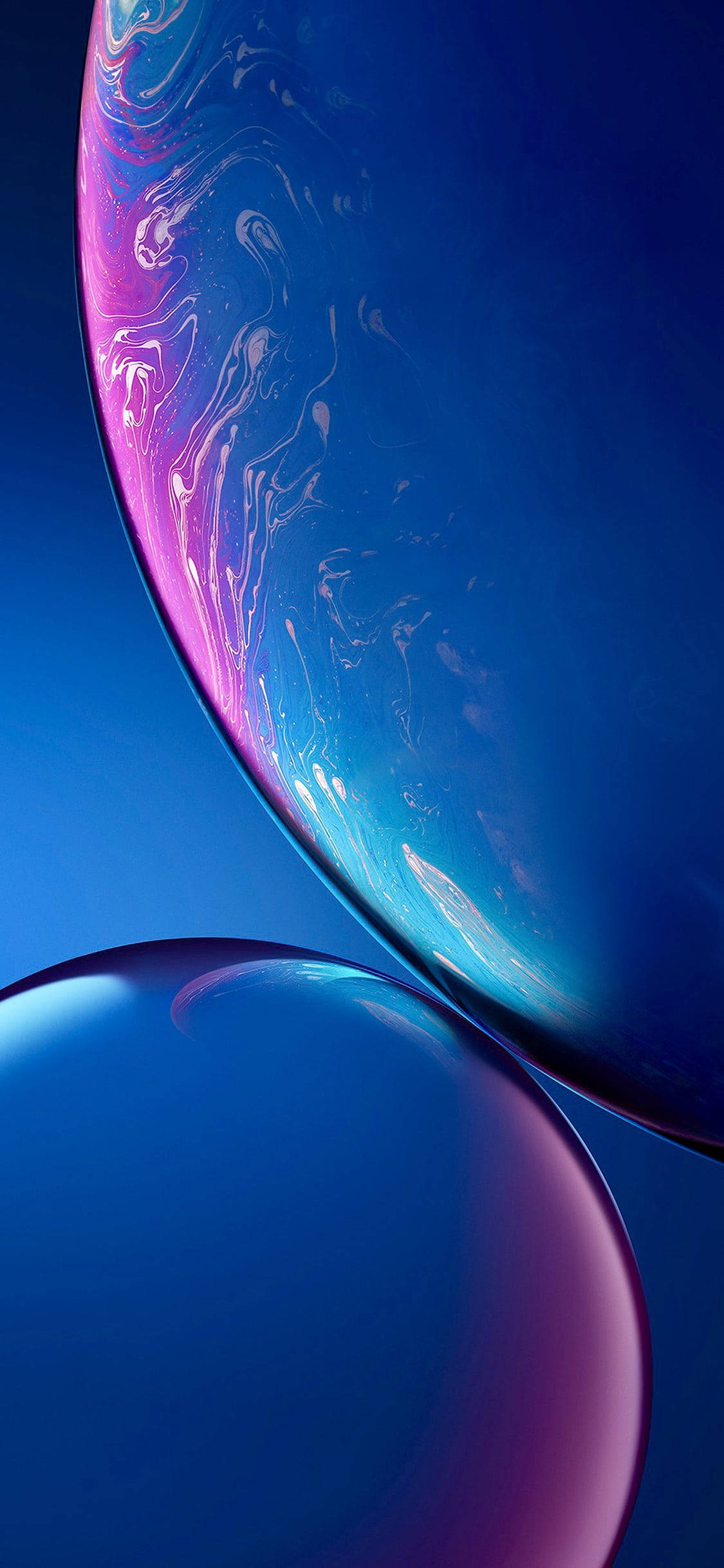 iPhone 桌布 壁紙 — 兩個帶有旋轉藍色和紫色漸層的光澤球體，漂浮在深藍色背景上。