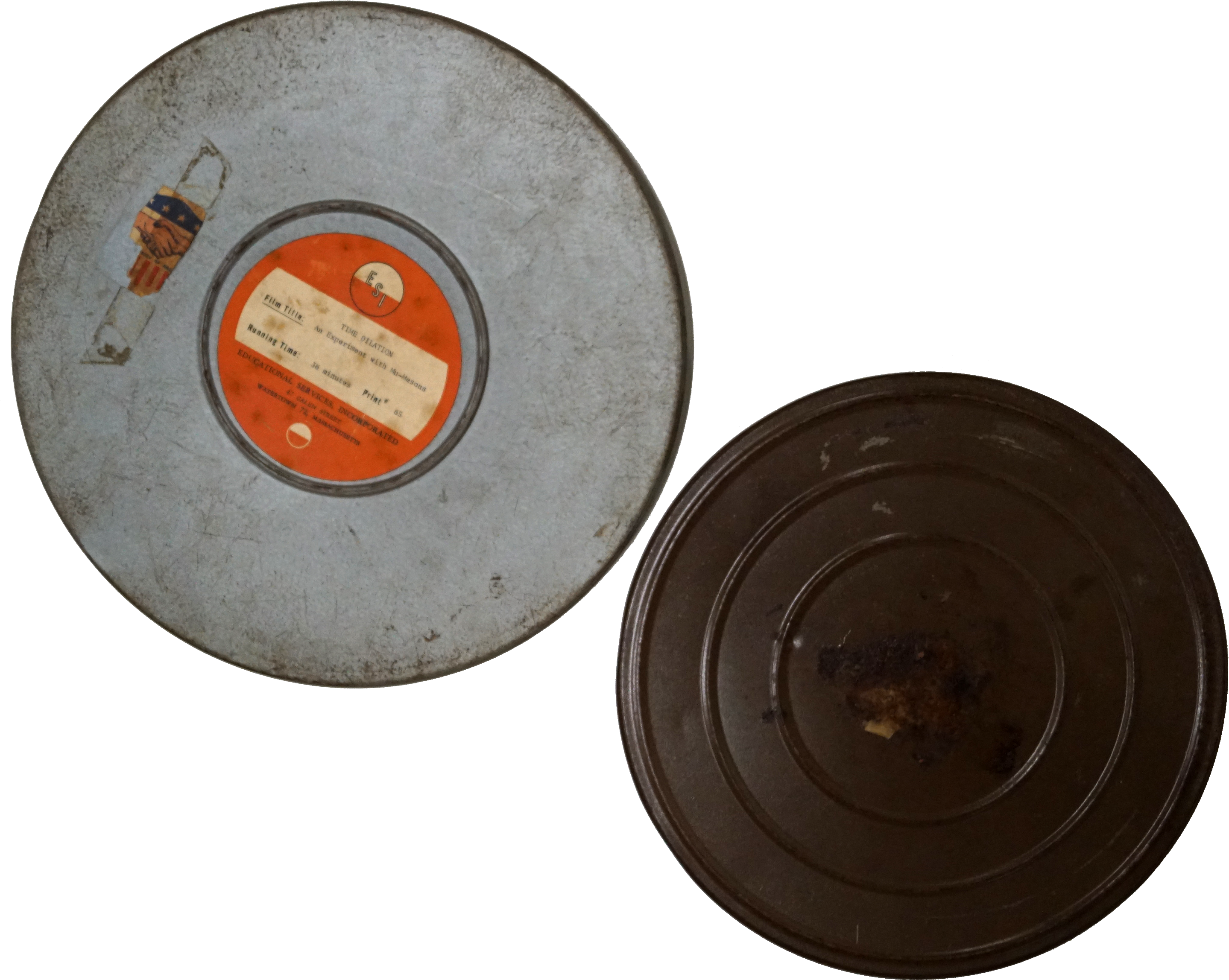 Film Reel 桌布 壁紙 — 兩個帶有橙色標籤的風化金屬膠片捲軸放在純黑色背景上。