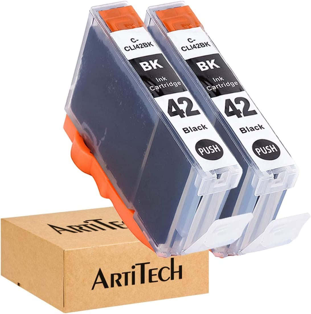 Print 桌布 壁紙 — 兩個帶有橙色蓋子的黑色ArtiTech CLI42BK墨水匣放在一個有品牌的紙板箱上，背景為白色。