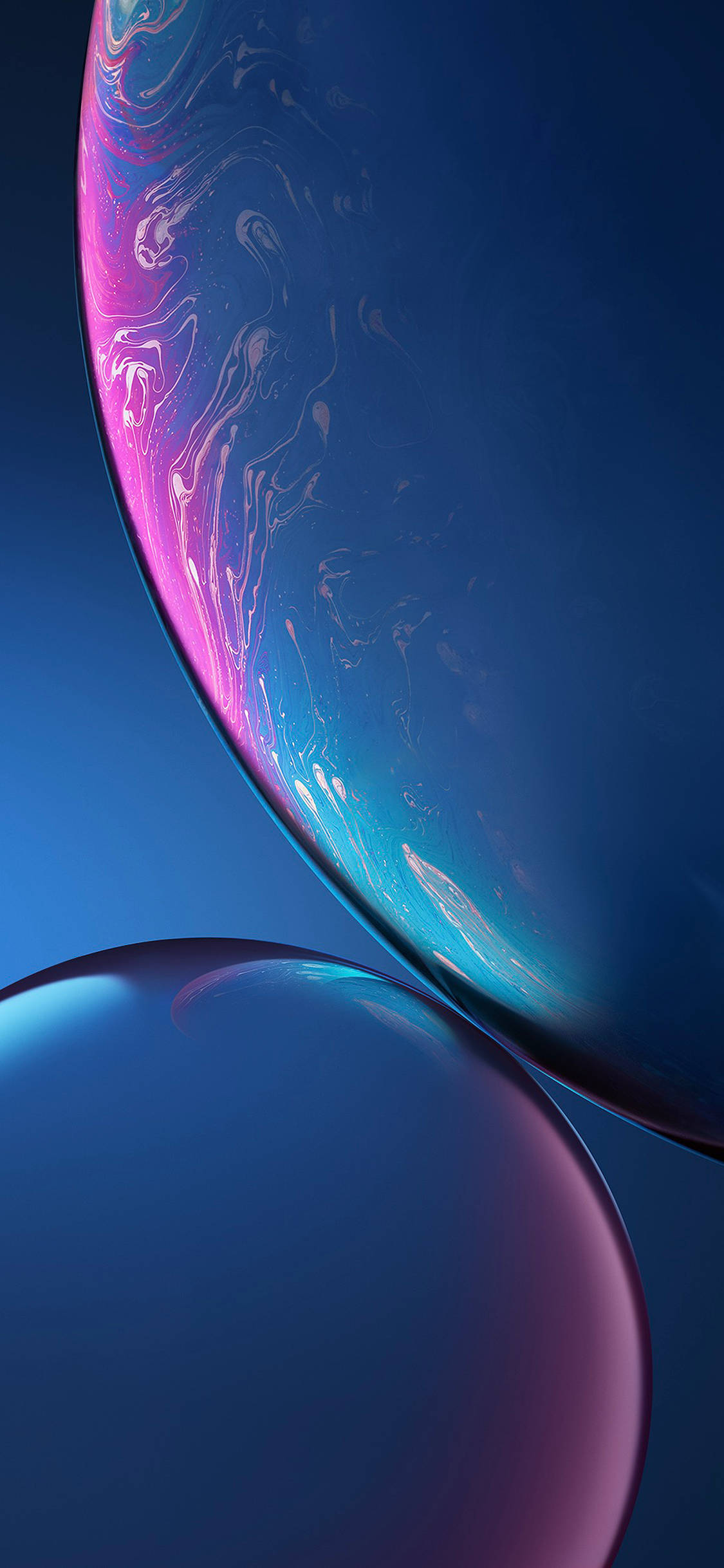 iPhone XS 桌布 壁紙 — 兩個帶有粉紅色和藍色漩渦液體圖案的光滑球體漂浮在深藍色漸變背景上。
