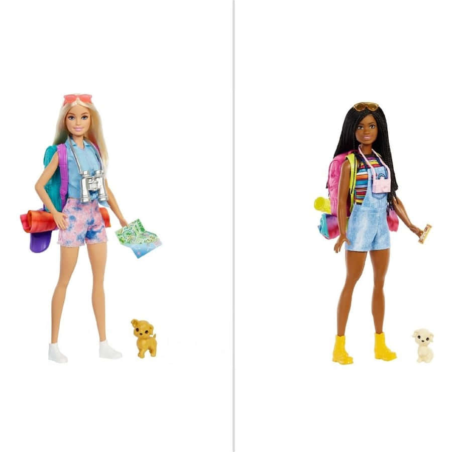 Barbie Doll 桌布 壁紙 — 兩個帶有背包和小狗的芭比娃娃並排站在純白色背景前。