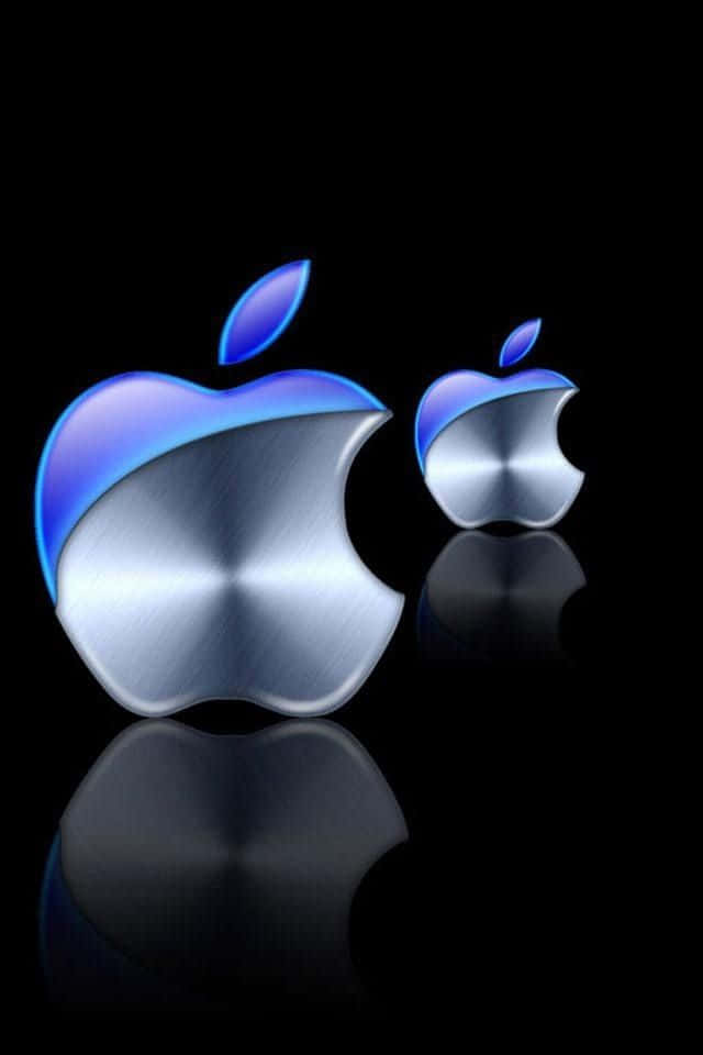 蘋果 桌布 壁紙 — 兩個帶有藍色高光的金屬 Apple 標誌在黑色表面上反射。