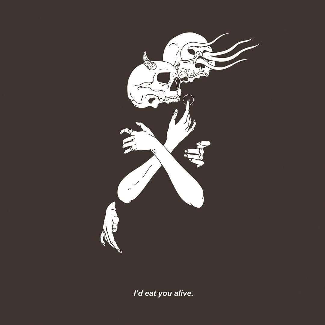 Memento Mori 桌布 壁紙 — 兩個帶有角和觸手的頭骨漂浮在交叉的手臂上方，背景為深棕色並帶有文字。