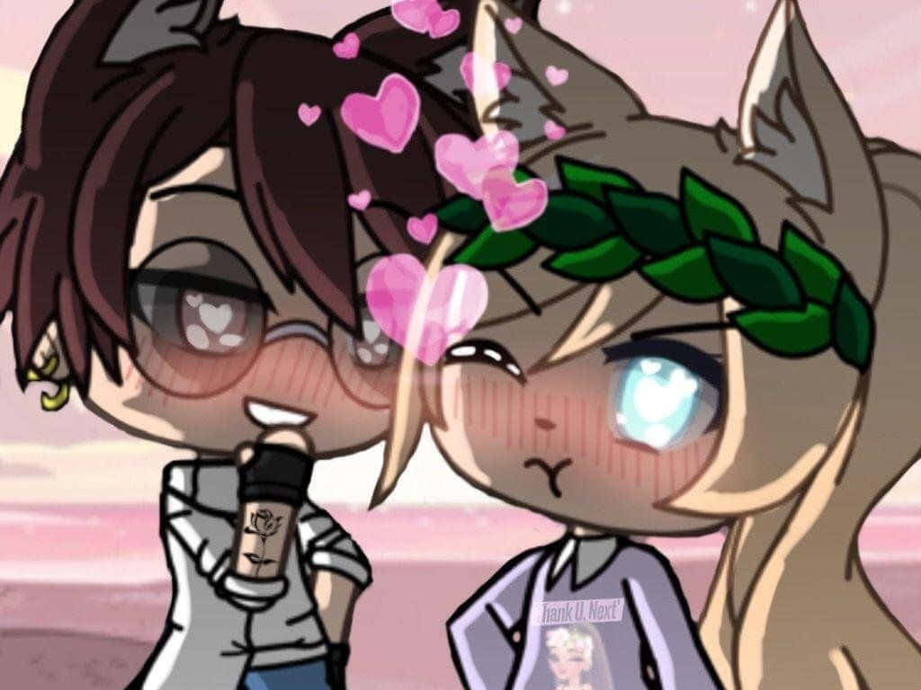 Gacha Life Cute 桌布 壁紙 — 兩個帶有貓耳的Q版動漫角色在柔和粉紅色天空背景下，分享甜蜜時刻，粉紅色心形在他們之間飄浮。