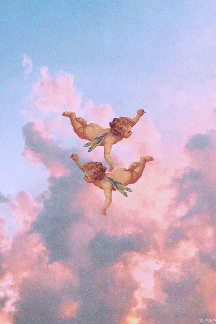 Angel Aesthetic Clouds 桌布 壁紙 — 兩個帶翅膀的小天使般的身影，在帶有粉紅色和藍色雲彩的粉彩天空中嬉戲飛翔。