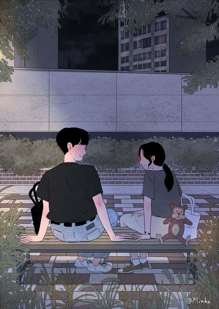 Aesthetic Anime Pfp 桌布 壁紙 — 兩個年輕人並排坐在夜間的長椅上，被樹木和城市建築環繞，共享寧靜的陪伴。