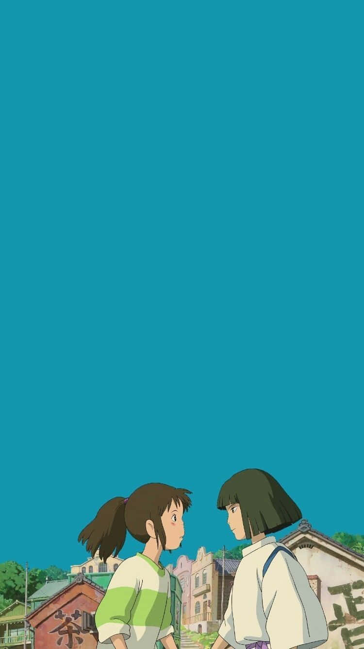 Haku Spirited Away Phone 桌布 壁紙 — 兩個年輕女孩在日本村莊中仰望廣闊的青綠色天空，背景是傳統屋頂和綠植。
