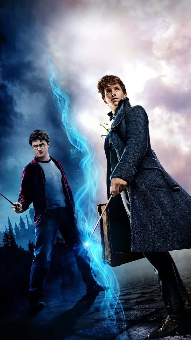 Fantastic Beasts 桌布 壁紙 — 兩個年輕巫師站在風暴暮色中，向城堡輪廓施放藍色魔法火花。