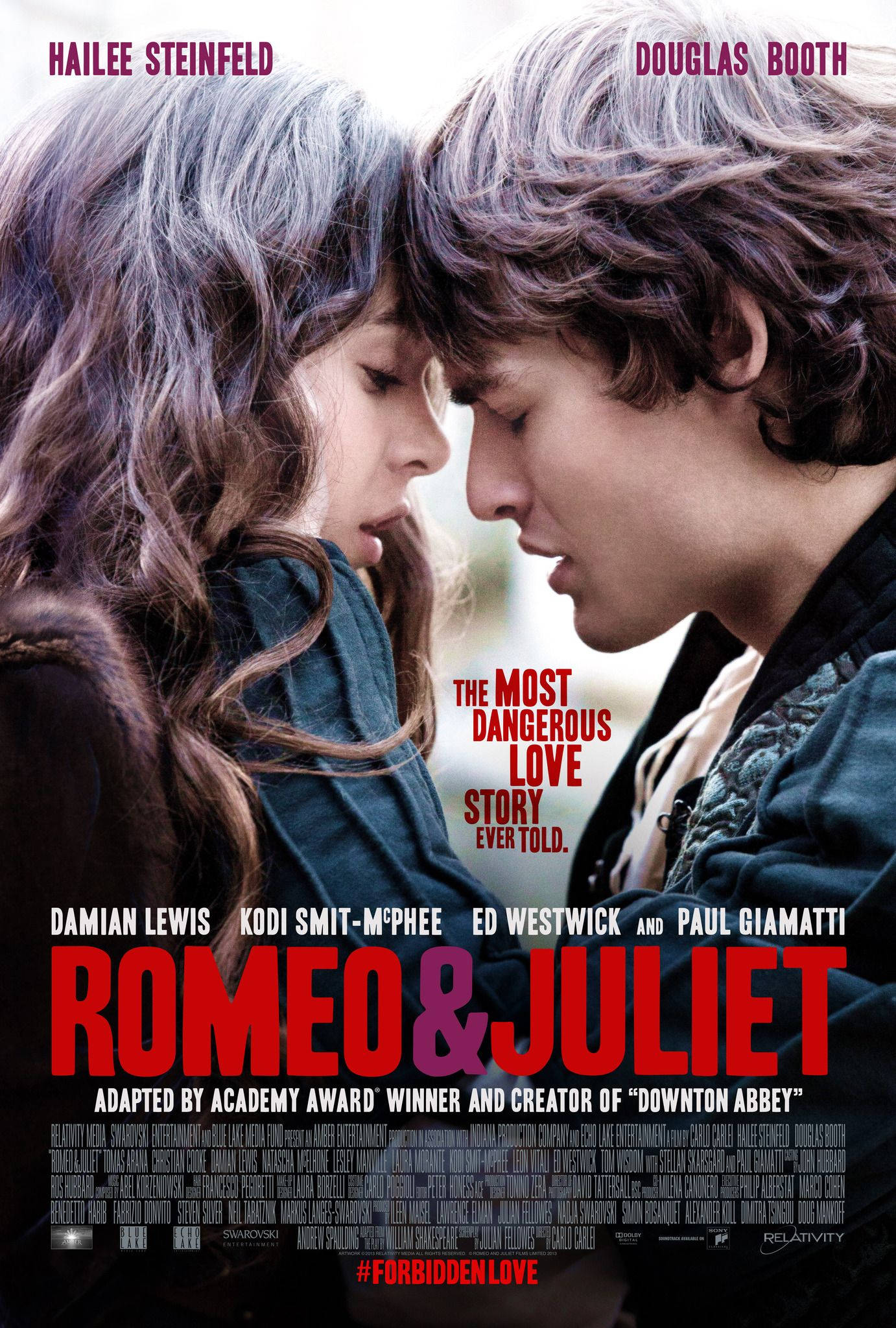 romeo and juliet 桌布 壁紙 — 兩個年輕戀人在柔和的模糊背景中，額頭相觸，深情地凝視著對方。
