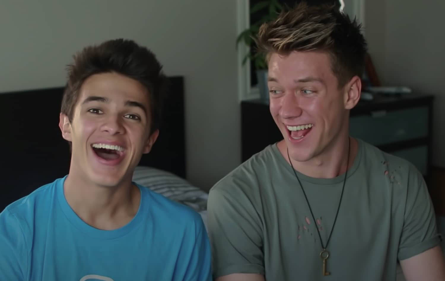 Rivera 桌布 壁紙 — 兩個年輕男子在臥室裡開懷大笑，柔和自然光線下，身後可見一張床。
