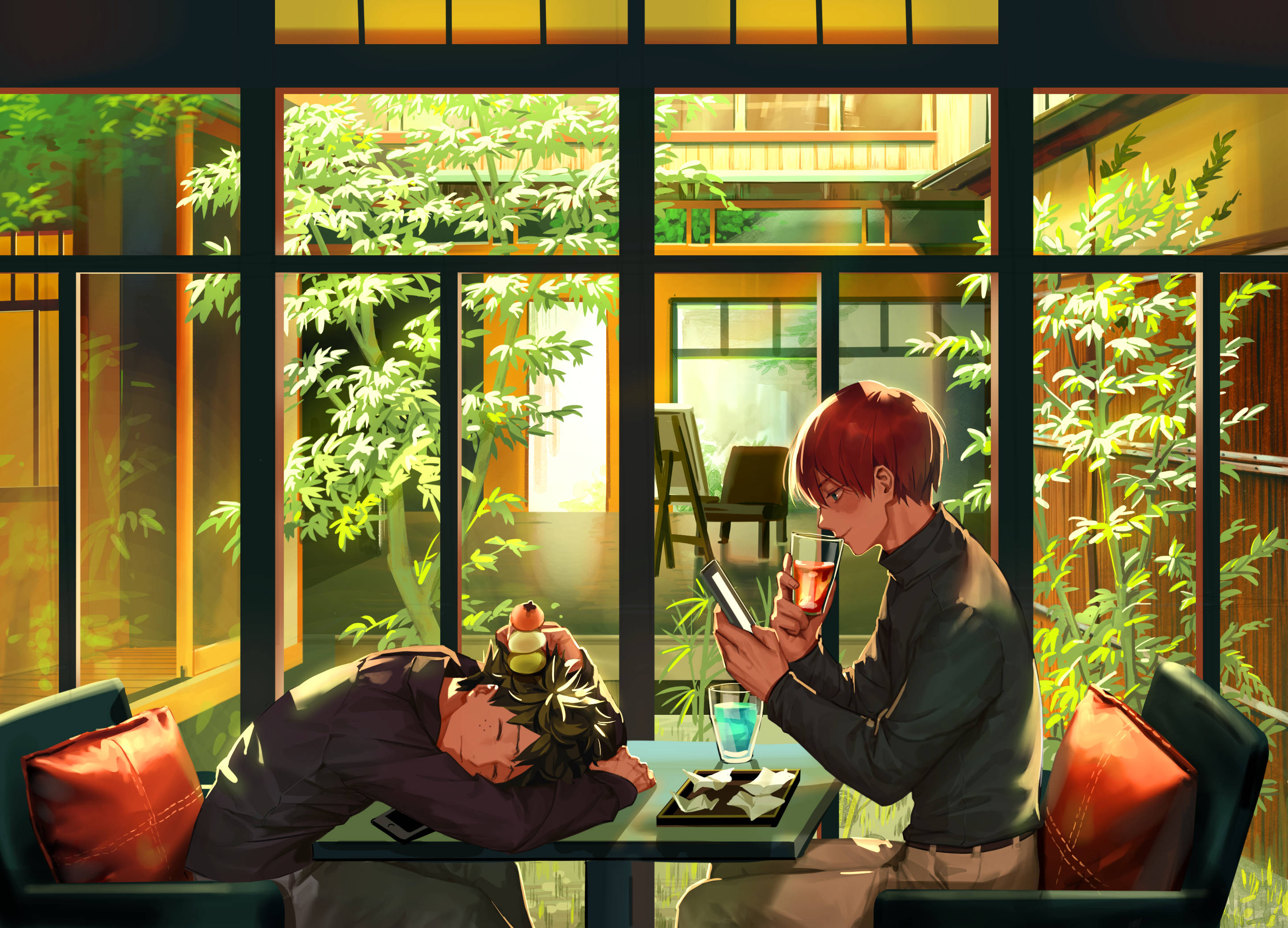 Todoroki Aesthetic 桌布 壁紙 — 兩個年輕男子坐在咖啡廳桌旁，一人頭枕手臂睡覺，另一人啜飲飲料並透過大窗戶看著外面茂密的綠色植物，同時查看手機。