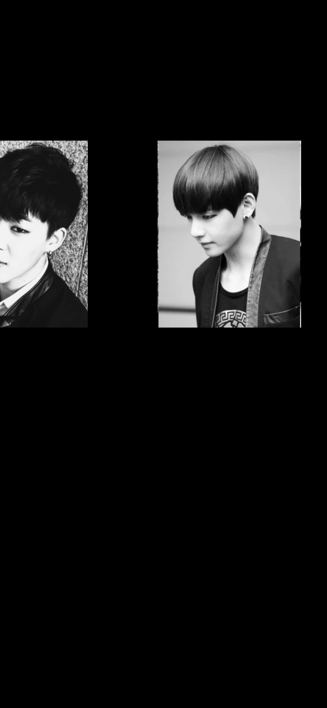 BTS 桌布 壁紙 — 兩個年輕男子的黑白肖像，一個向左看，另一個向下看，兩人都梳著時尚的頭髮並穿著外套。